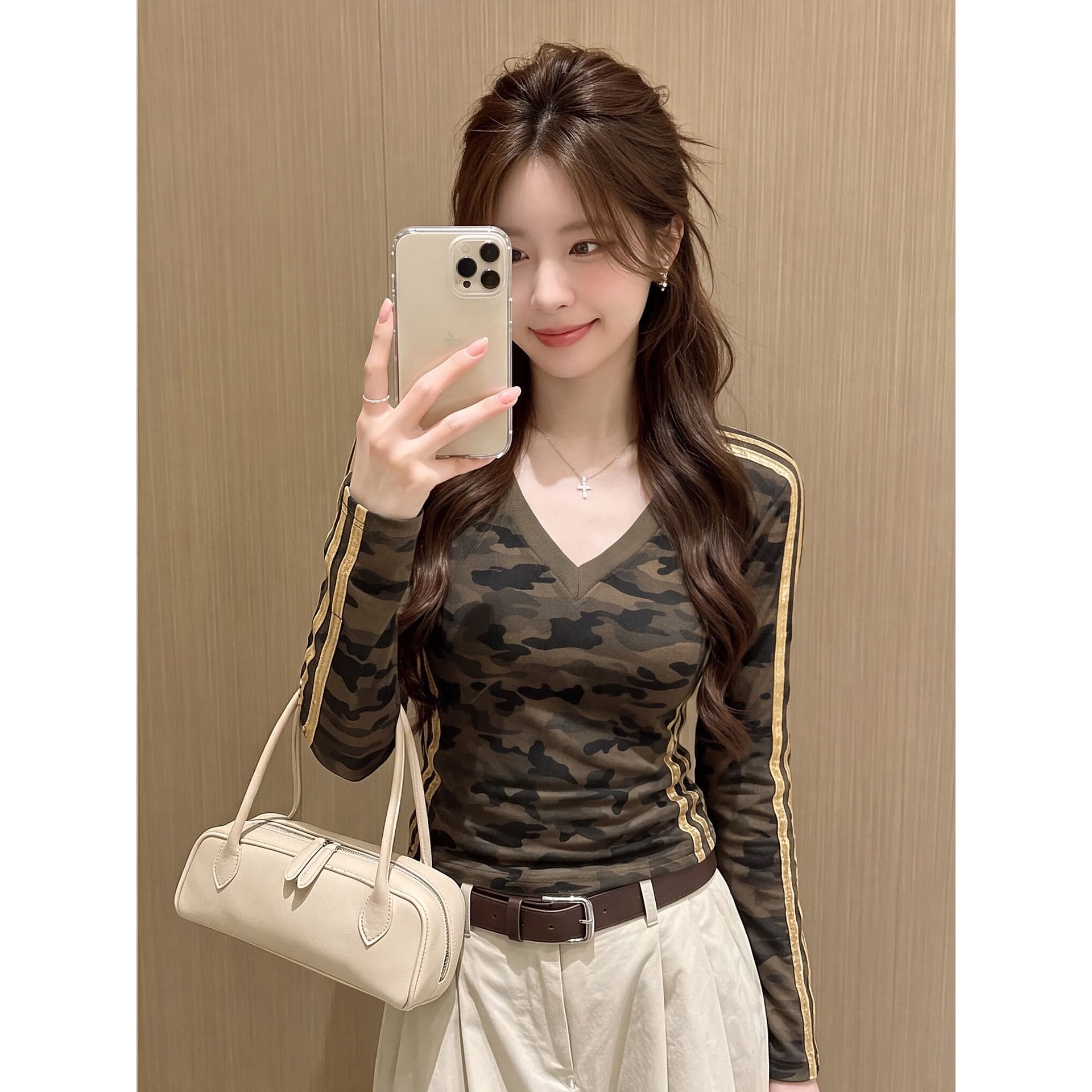 가을 의상 새로운 순수한 욕망 바람 카모플라주 긍정적 인 어깨 V넥 긴팔 티셔츠 여성 이미지 5