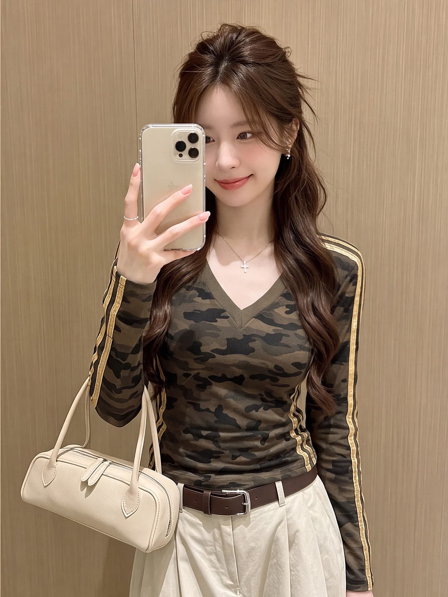 가을 의상 새로운 순수한 욕망 바람 카모플라주 긍정적 인 어깨 V넥 긴팔 티셔츠 여성 상세 이미지 5