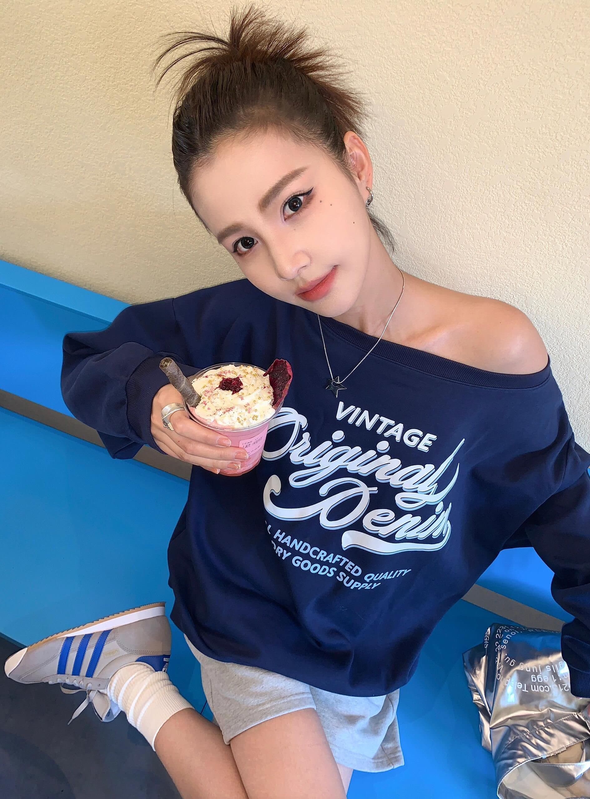 아메리칸 레트로 핫걸 비스듬한 어깨 프린트 루즈핏 후드티 이미지 2