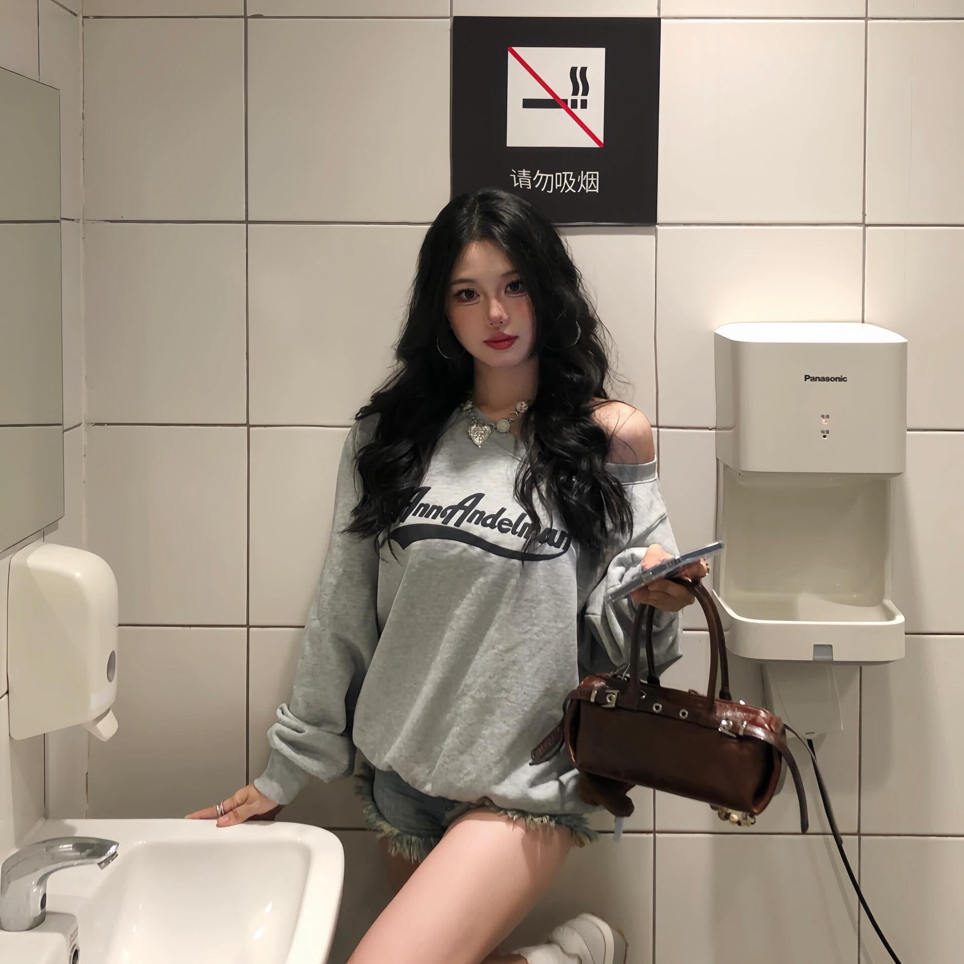 아메리칸 레트로 핫걸 비스듬한 어깨 프린트 루즈핏 후드티 상세 이미지 3
