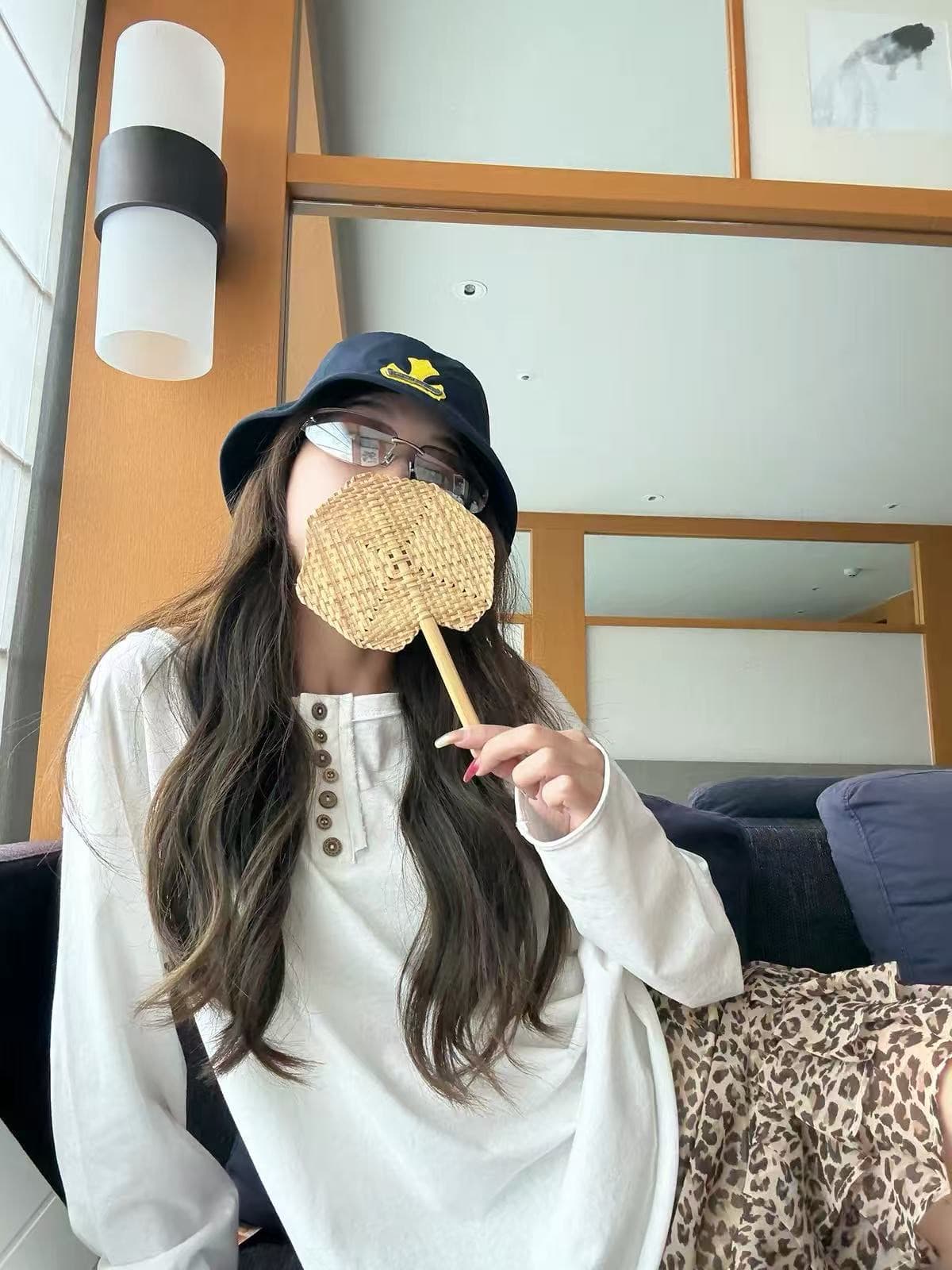 헨리 칼라 화이트 긴팔 티셔츠 여성 불규칙 버튼 기본 셔츠 이미지 3