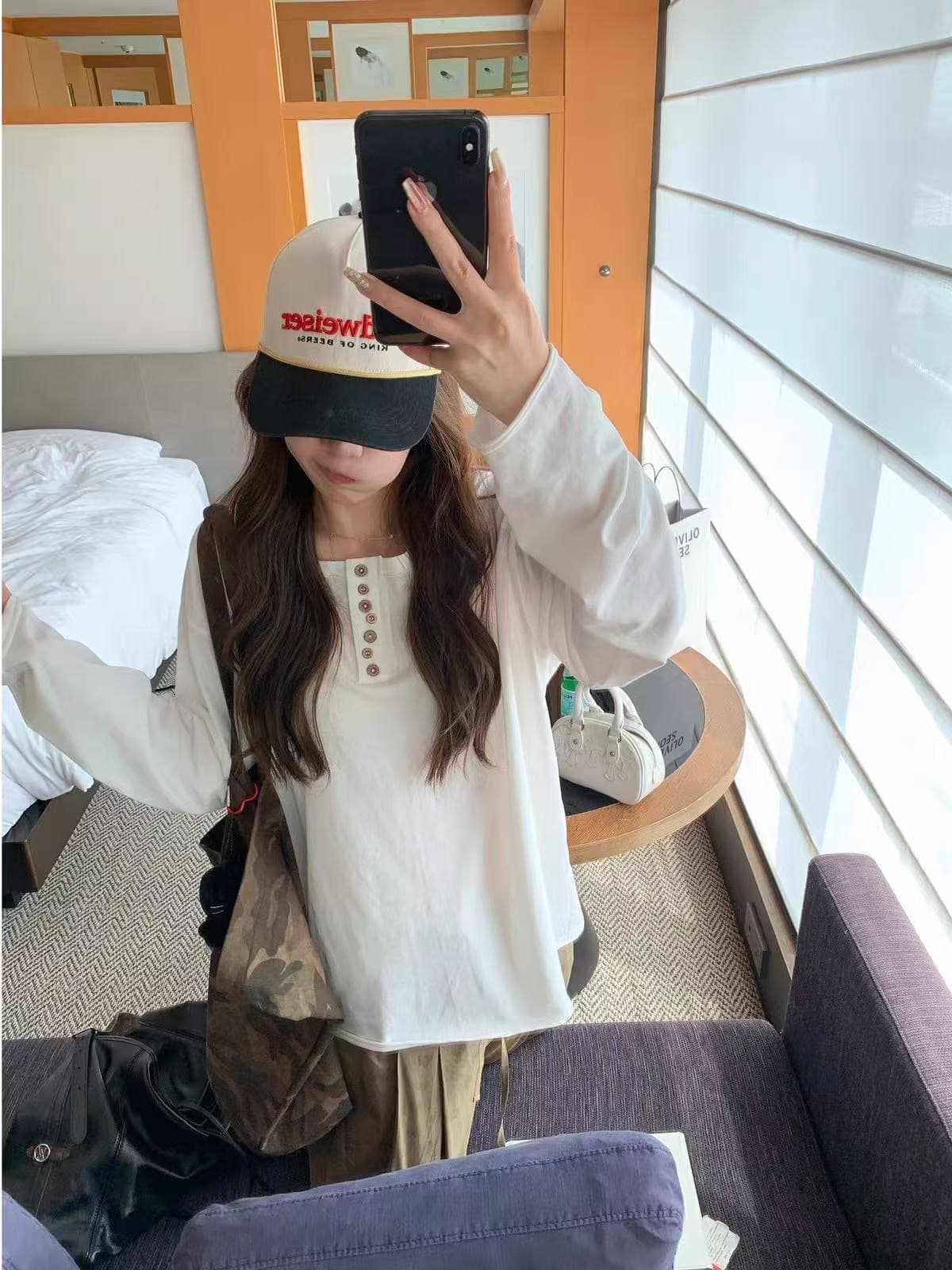 헨리 칼라 화이트 긴팔 티셔츠 여성 불규칙 버튼 기본 셔츠 상세 이미지 4