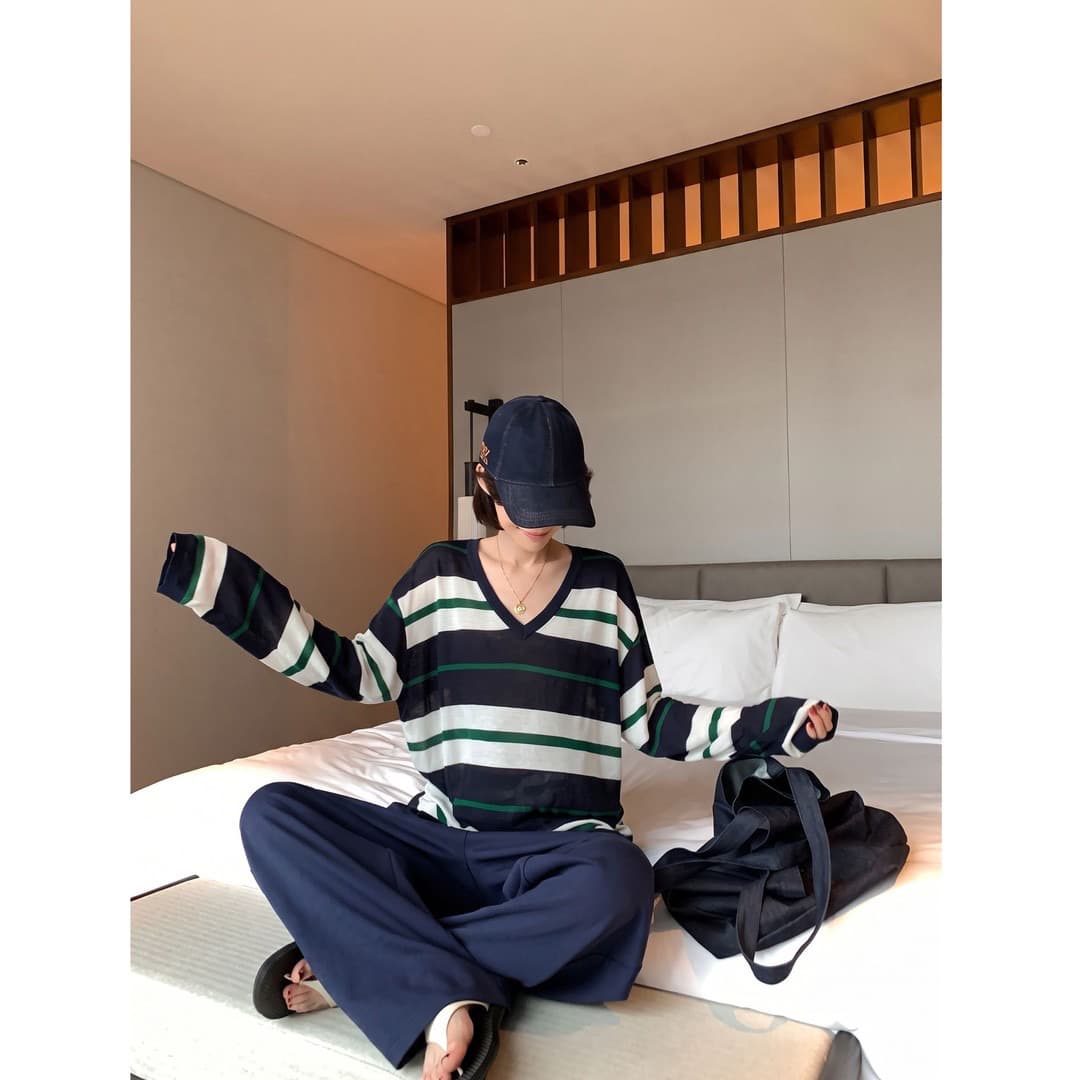 원본 컬러 짜임 기사 이른 가을 느긋한 와 성별 레트로 와이드 스트라이프 배색 V넥 긴팔 티셔츠 맨위 이미지 4