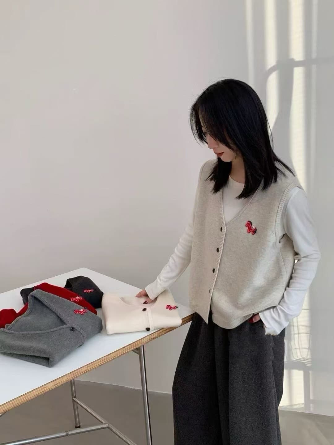 중학교 학생 봄 자수 작은 말 배색 V넥 니트 조끼 여자 싱글 줄 버튼 캐주얼 조끼 어깨 맨위 이미지 4