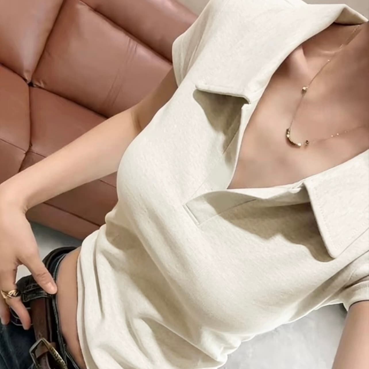 단색 polo 반 개방 칼라 반팔 티셔츠 여성 2026 여름 새로운 몸매 가꾸기 슬림해 보이는 품격 미니멀리즘 쇼트 스타일 맨위 이미지 5