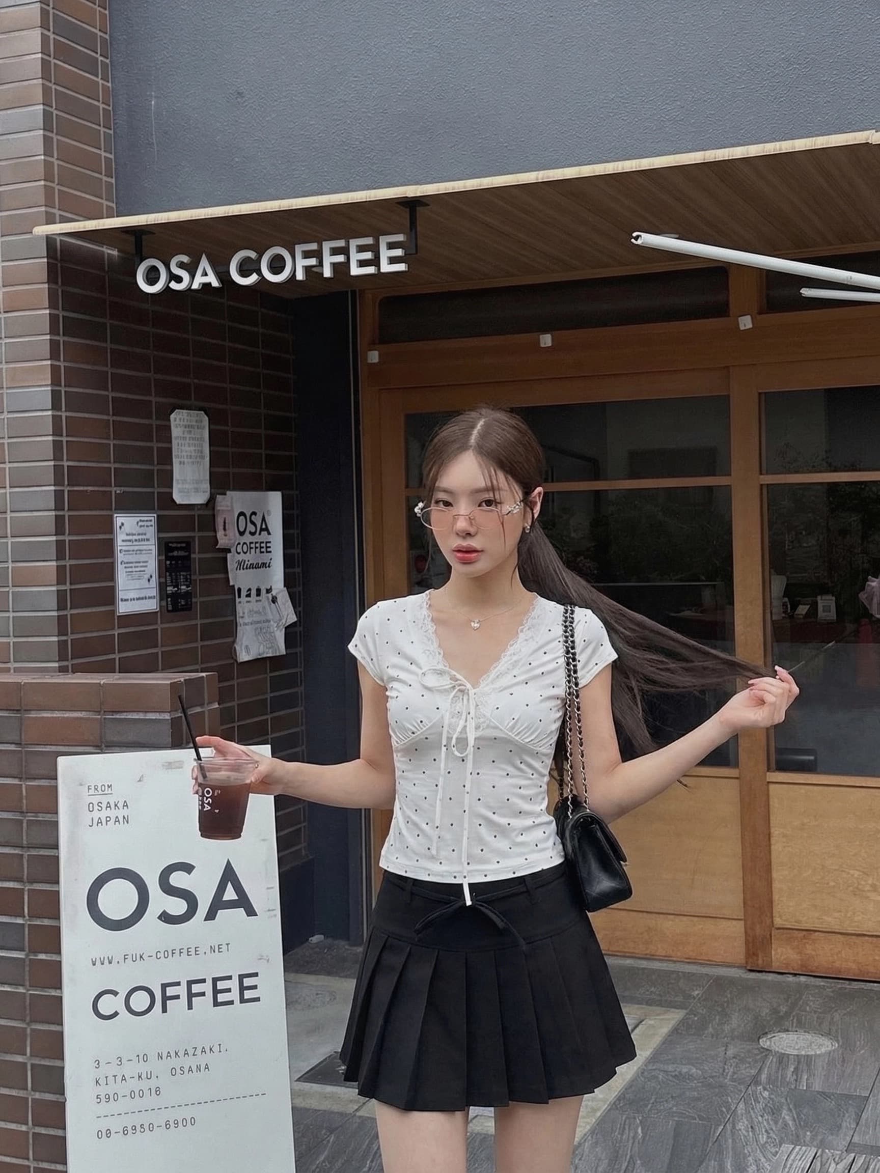 화이트 도트 무늬 V넥 반팔 티셔츠 여성 여름 2026 새로운 쇼트 스타일 몸매 가꾸기 슬림해 보이는 레이스 디자인 센스 맨위