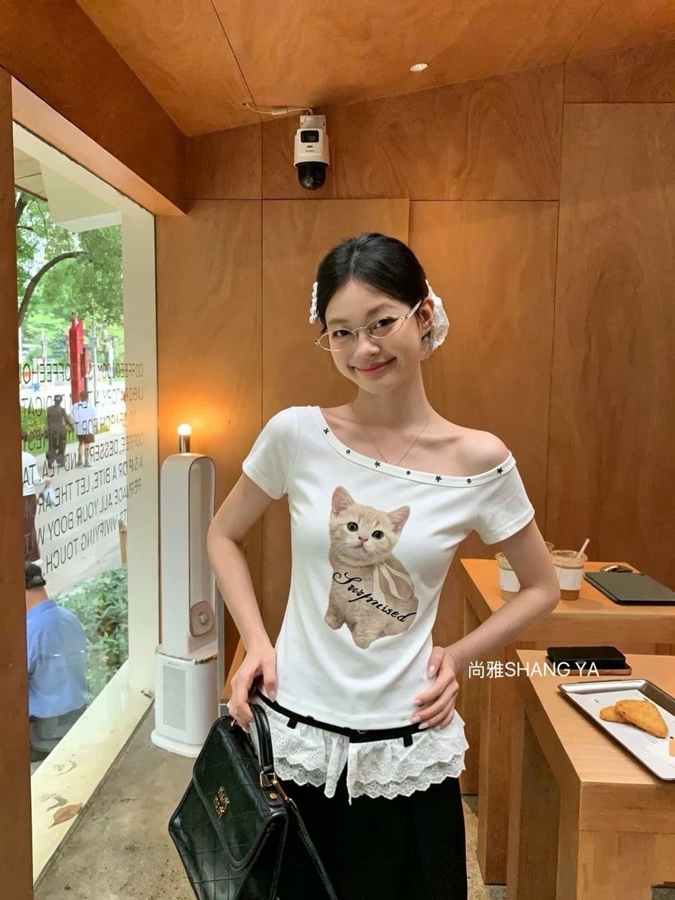 고양이 오프숄더 티셔츠 반팔 여성 여름 풀오버 미니멀리즘 비스듬한 칼라 몸매 가꾸기 다용도 외국 가스 연령 감소 얇은 스타일 맨위 ins 이미지 3
