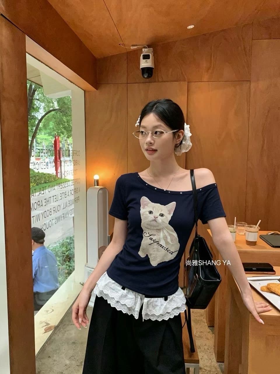 고양이 오프숄더 티셔츠 반팔 여성 여름 풀오버 미니멀리즘 비스듬한 칼라 몸매 가꾸기 다용도 외국 가스 연령 감소 얇은 스타일 맨위 ins 이미지 4