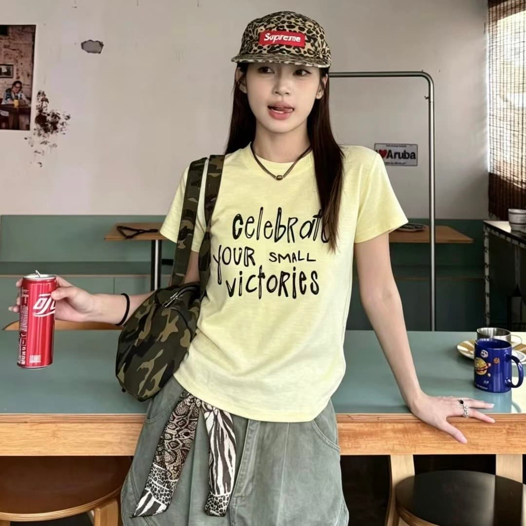 뒤로 비틀림 알파벳 프린트 반팔 티셔츠 여성 디자인 센스 외국 가스 연령 감소 다용도 맨위