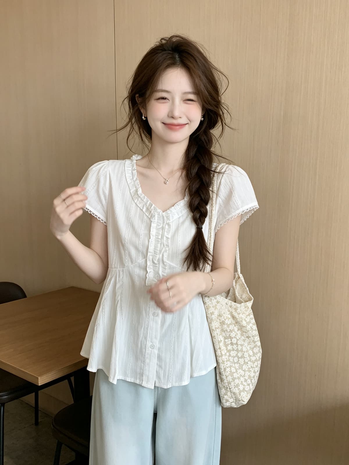 프랑스식 달콤한 스타일 V넥 반팔 여성 셔츠 2026 여름 새로운 프릴 디자인 센스 연령 감소 슬림해 보이는 맨위 이미지 3
