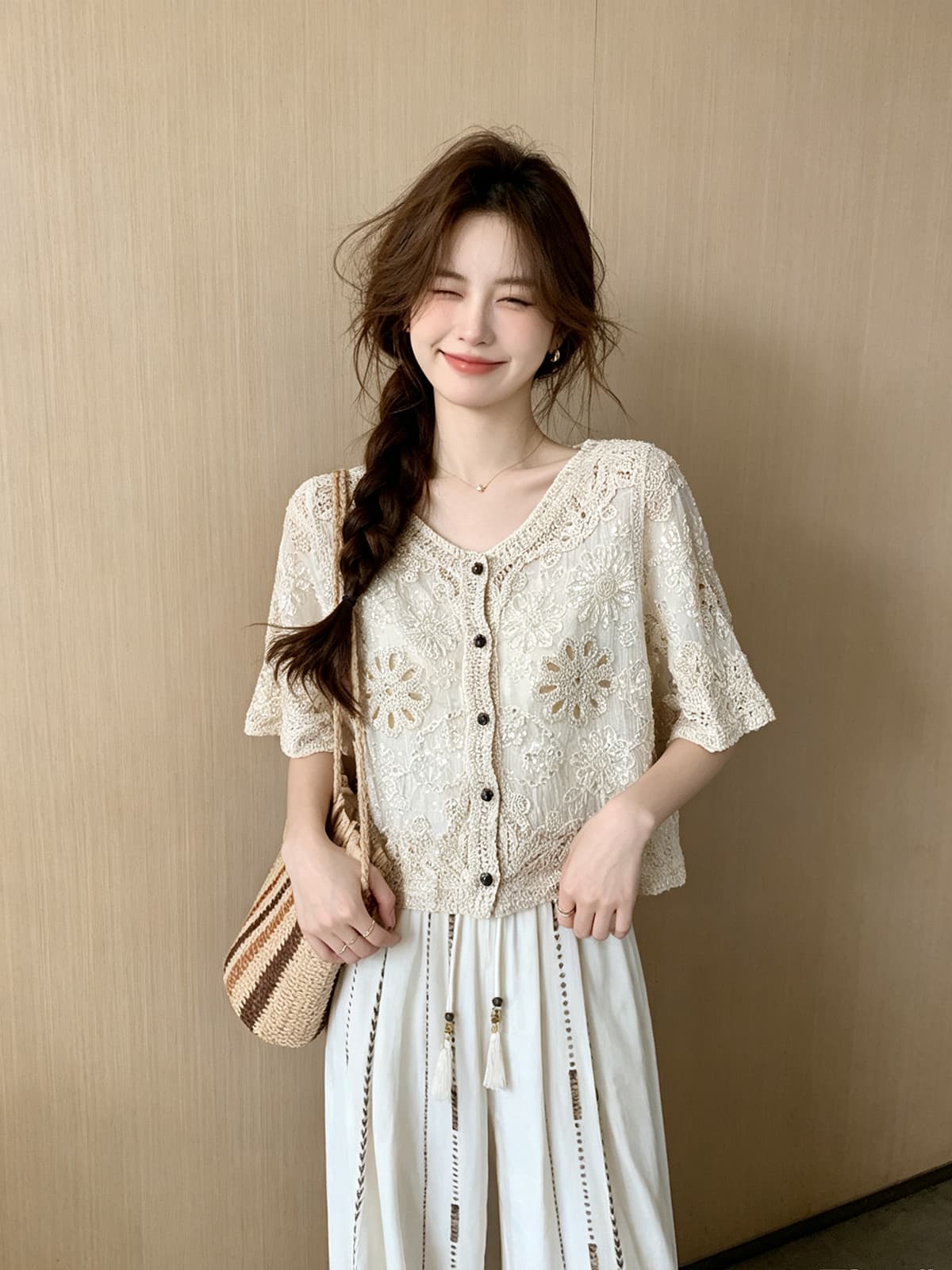 휴가 바람 홀로우 아웃 자수 반팔 셔츠 여름 새로운 문예 바람 루즈핏 슬림해 보이는 V넥 느슨함 센스 맨위 여성