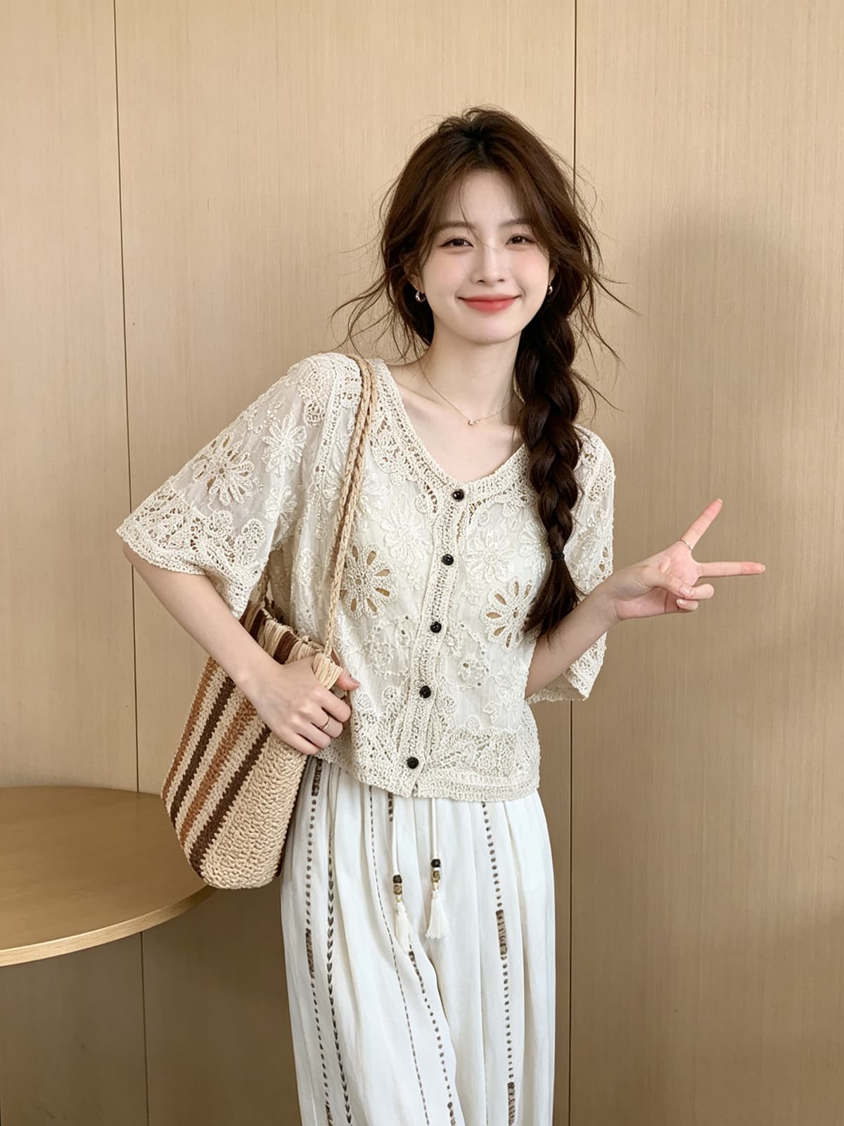 휴가 바람 홀로우 아웃 자수 반팔 셔츠 여름 새로운 문예 바람 루즈핏 슬림해 보이는 V넥 느슨함 센스 맨위 여성 이미지 4