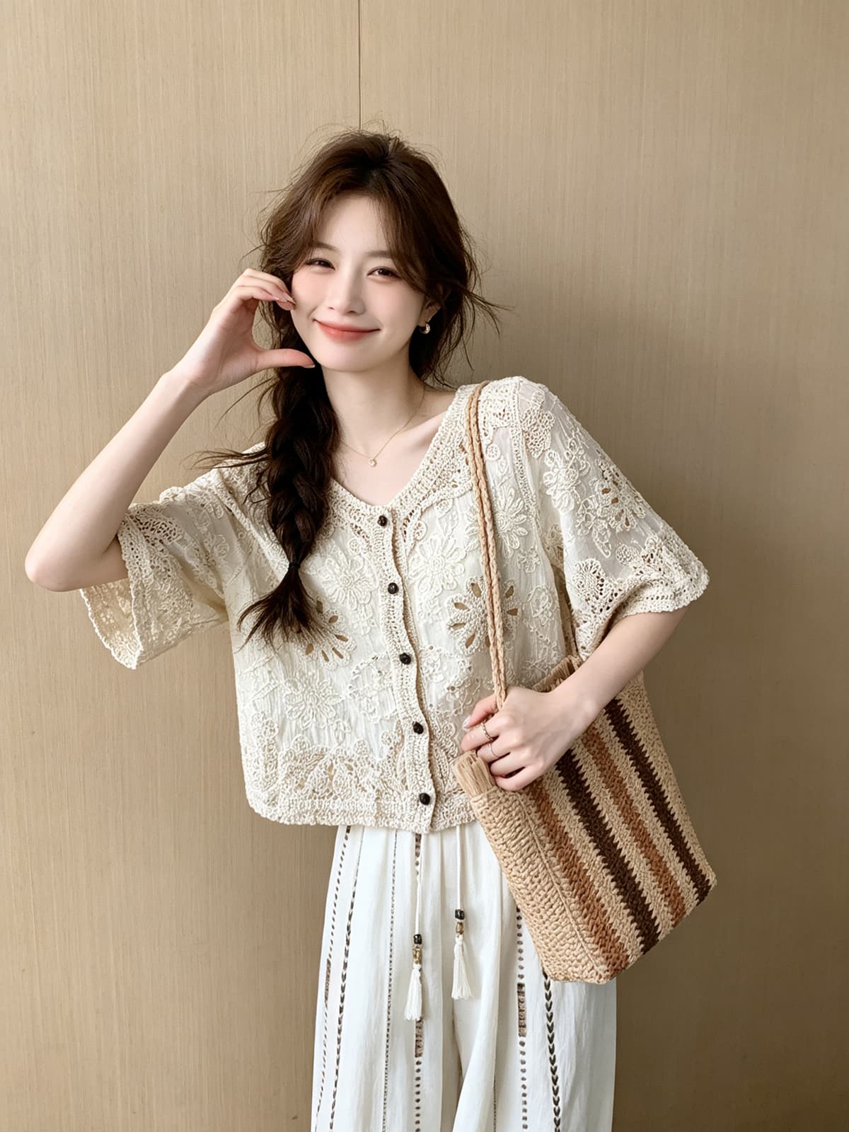 휴가 바람 홀로우 아웃 자수 반팔 셔츠 여름 새로운 문예 바람 루즈핏 슬림해 보이는 V넥 느슨함 센스 맨위 여성 이미지 2