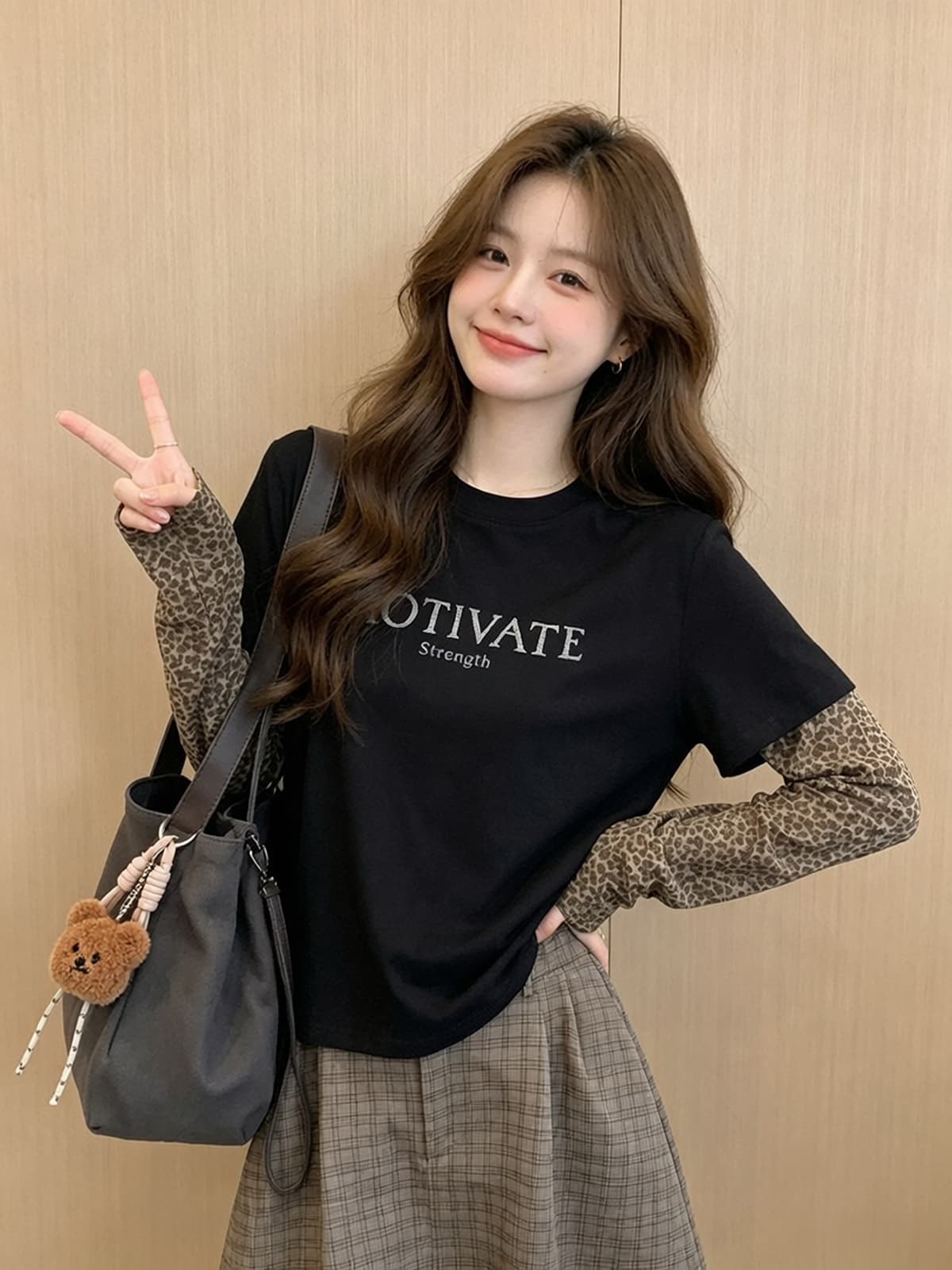 2026 가을 새로운 한 부서 레오파드 무늬 패치워크 라운드 넥 알파벳 페이크 레이어드 긴팔 티셔츠 개성 스택 착용 맨위 여성 이미지 2