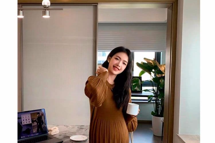 2025 출산 착용 가을 겨울 새로운 루즈핏 세련된 섹션 거품 소매 기본 스커트 스웨터 드레스 무릎 아래 롱 코트 드레스 상세 이미지 5