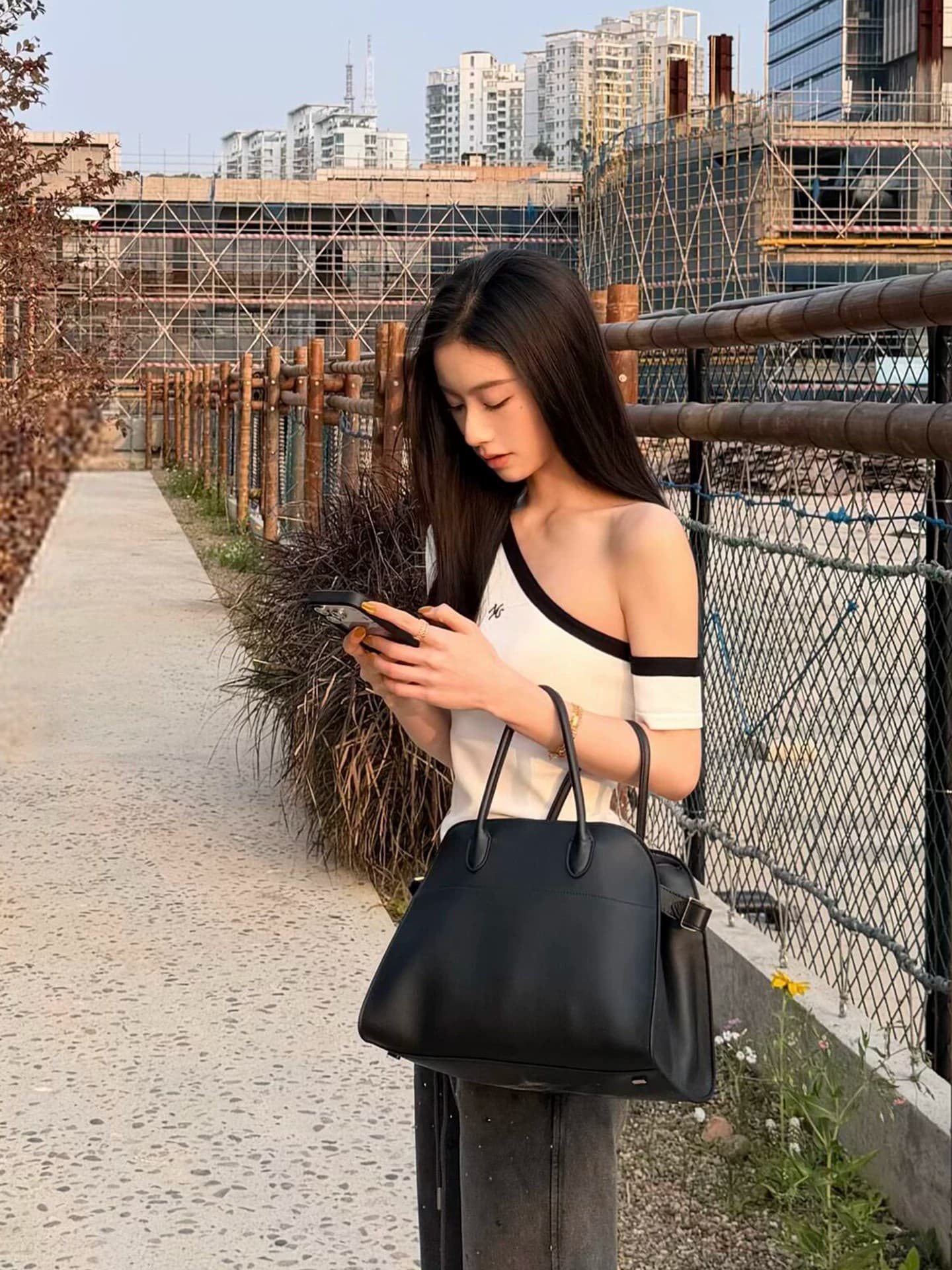 순면 한 부서 순수한 욕망 핫걸 바람이 아닙니다. 대칭 오프숄더 반팔 티셔츠 여성 여름 몸매 가꾸기 슬림해 보이는 디자인 센스 이미지 3