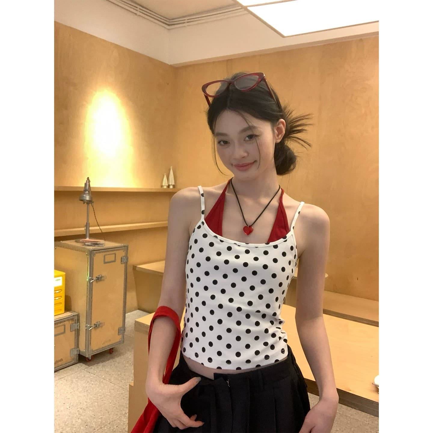 한 부서 섹시함 도트 무늬 배색 페이크 레이어드 슬립 맨위 여성 여름 새로운 분위기 센스 허리 수축 슬림해 보이는 맨위