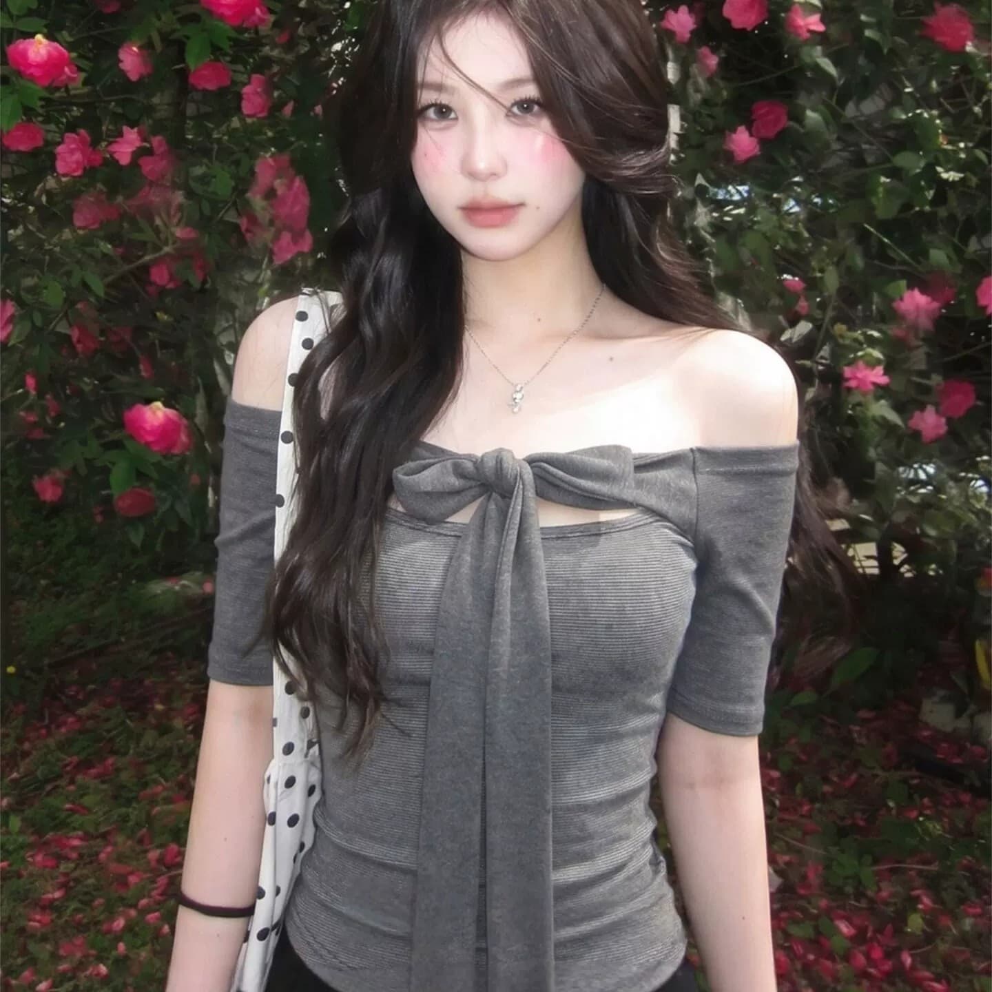 사람들 면 면 컬러 짜임 기사 회색 오프숄더 중간 소매 티셔츠 여성 여름 스트랩 몸매 가꾸기 디자인 센스 오프숄더 맨위 이미지 3