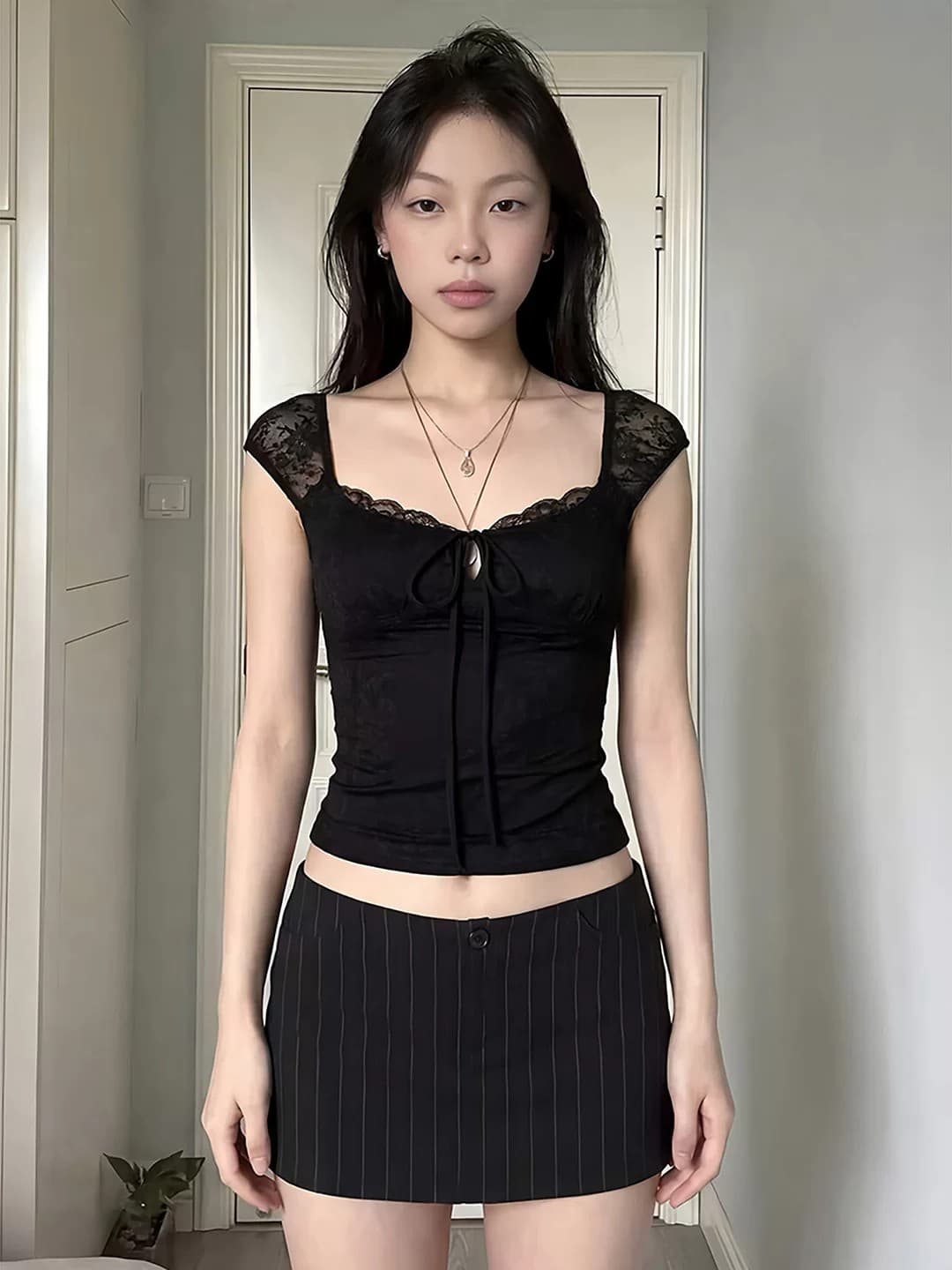 miu 부서 핫걸 검정색 레이스 조각 광장 칼라 민소매 조끼 여성 여름 디자인 센스 작은 대중 순수한 욕망 슬립 맨위 이미지 2
