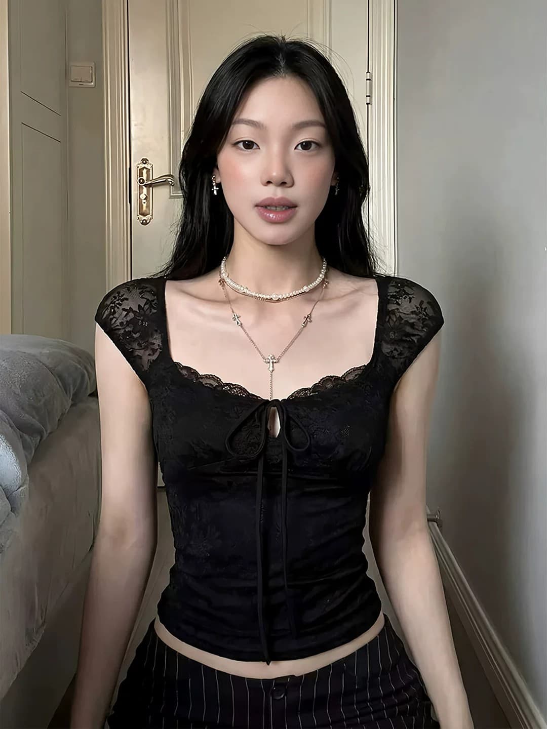 miu 부서 핫걸 검정색 레이스 조각 광장 칼라 민소매 조끼 여성 여름 디자인 센스 작은 대중 순수한 욕망 슬립 맨위