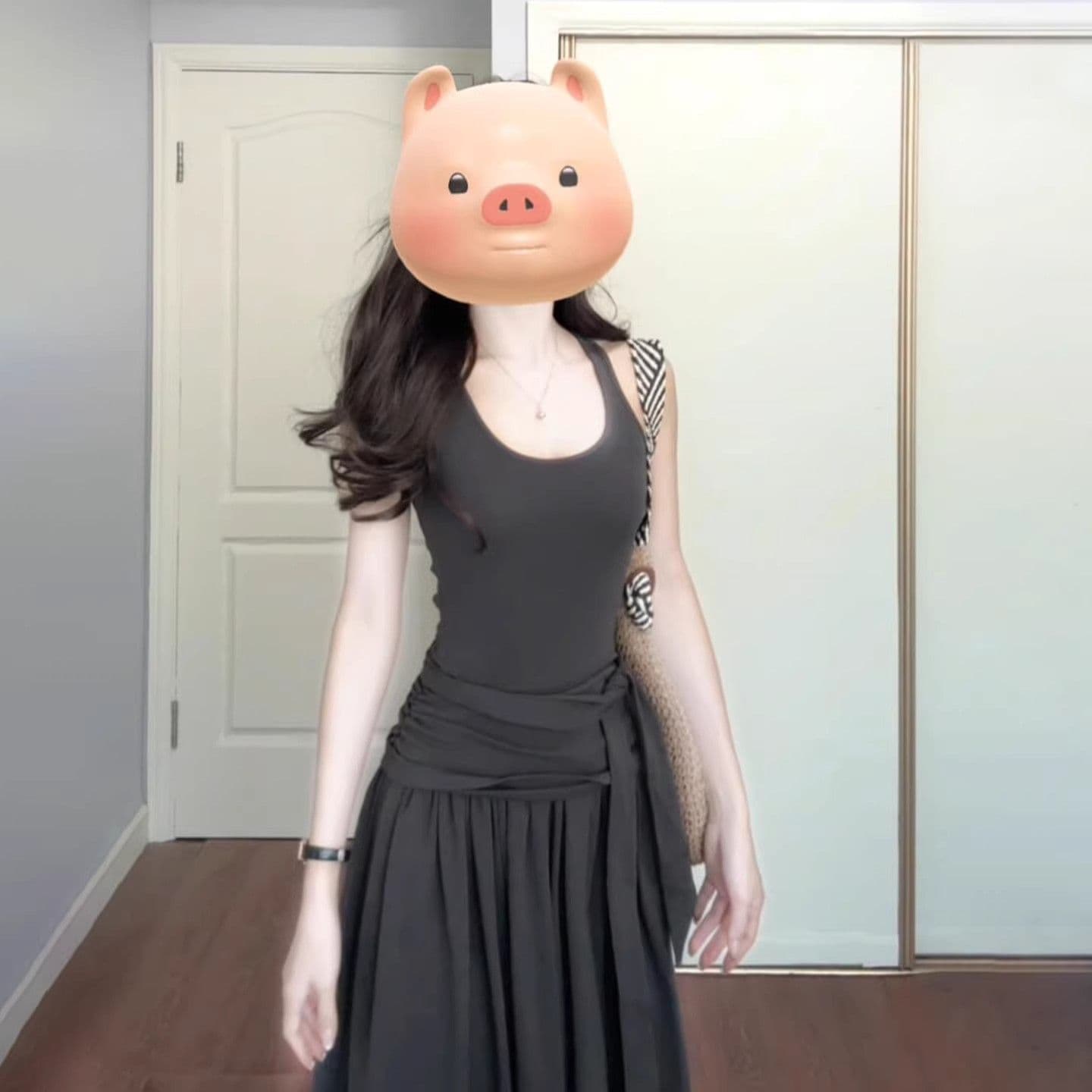프랑스식 어두운 회색 슬립 드레스 아이들 2026 새로운 몸매 가꾸기 슬림해 보이는 허리 수축 디자인 센스 주름 롱 스커트 이미지 3