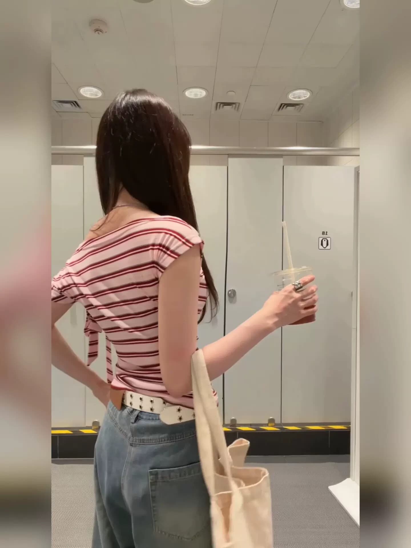 한 부서 핫걸 빨간색 스트라이프 비스듬한 어깨 반팔 티셔츠 여성 2026 여름 디자인 센스 몸매 가꾸기 슬림해 보이는 오프숄더 맨위 이미지 2