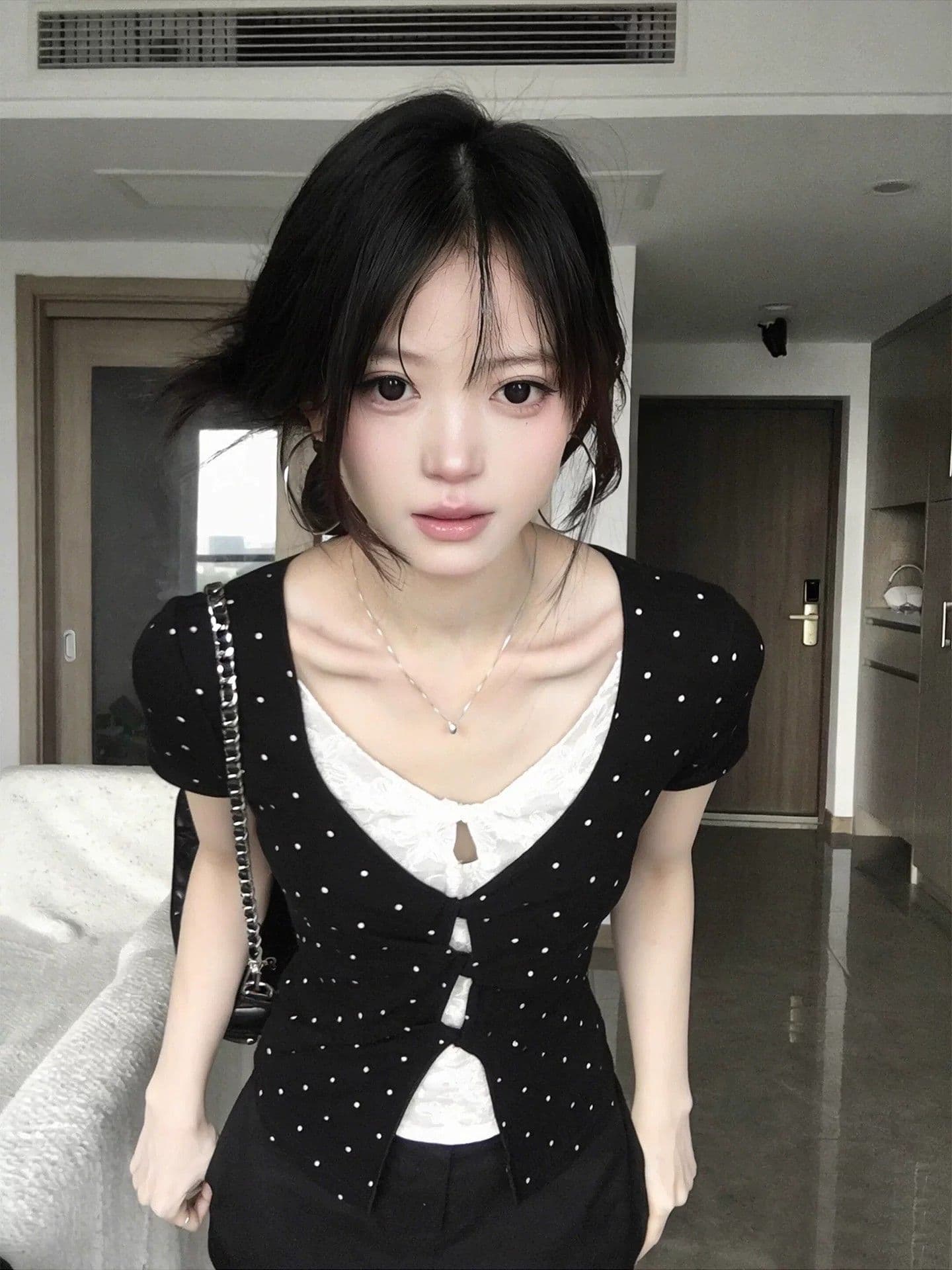 검정색 도트 무늬 페이크 레이어드 레이스 긍정적 인 어깨 반팔 티셔츠 여성 여름 한 부서 디자인 센스 맨위 상세 이미지 1