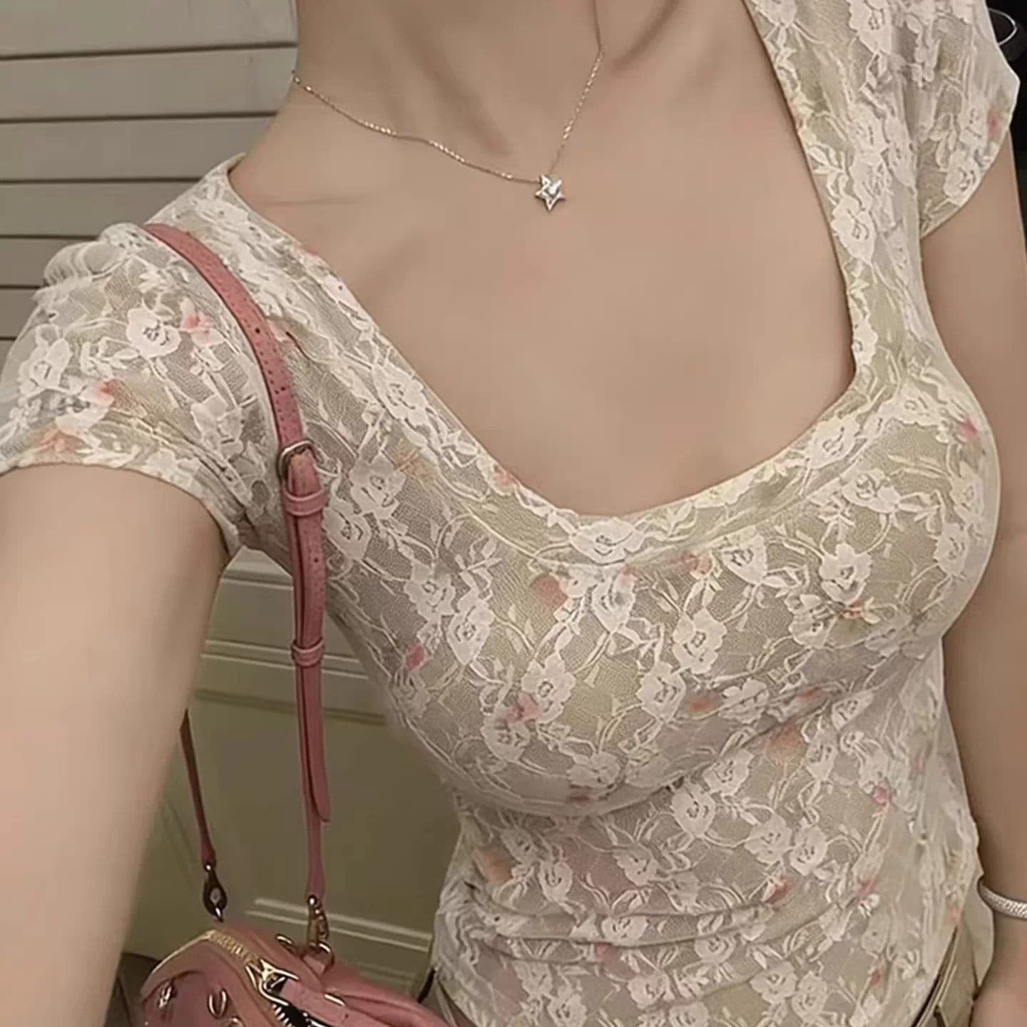 레이스 안감 화이트 레이스 꽃무늬 u 칼라 반팔 티셔츠 여성 여름 디자인 센스 순수한 욕망 핫걸 몸매 가꾸기 맨위 이미지 2
