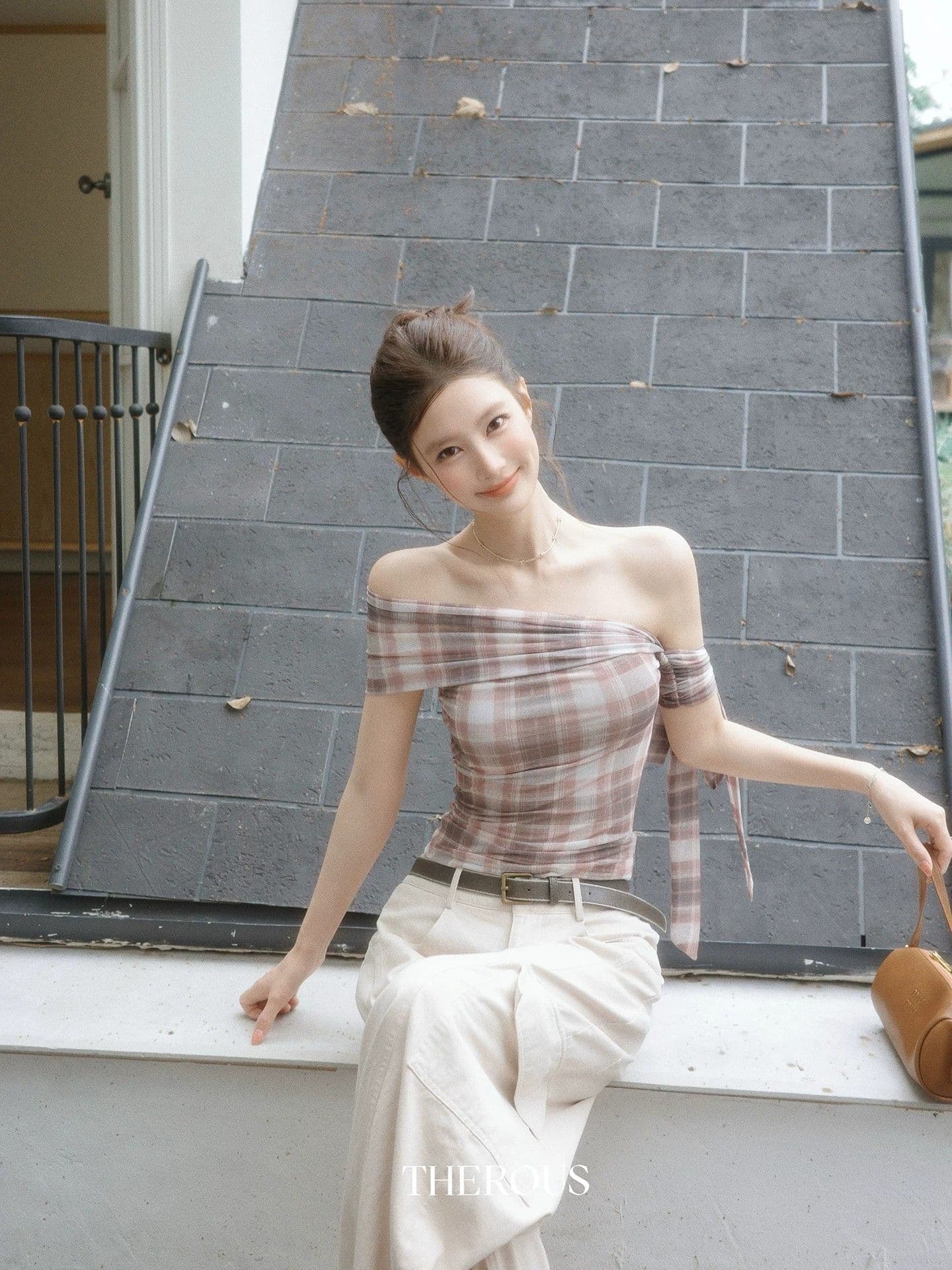 오프숄더 섹시함 가을 어깨 소매 티셔츠 여성 여름 레이스업 펌프 Pleat 몸매 가꾸기 고유 한 아름다운 품격 오프숄더 쇼트 스타일 맨위 상세 이미지 2