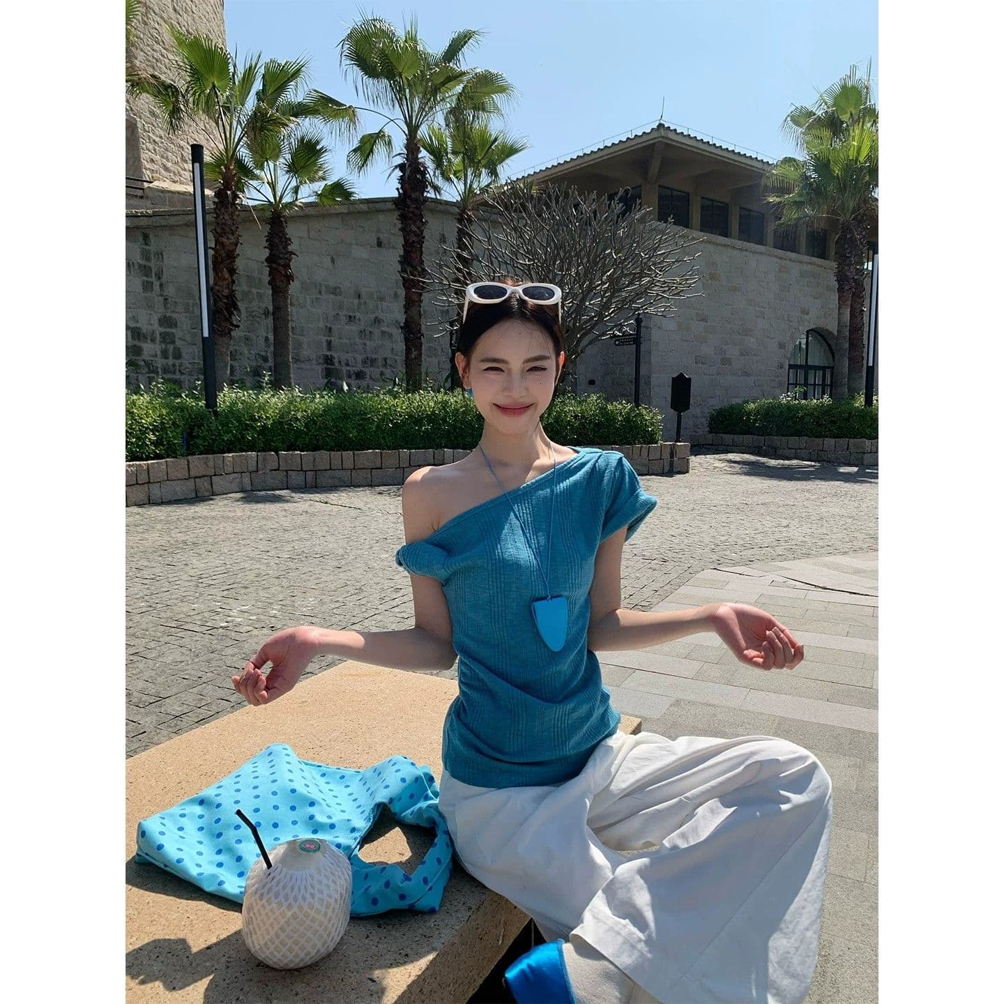 원본 원단 것 레이크 블루 색상 비스듬한 어깨 반팔 티셔츠 여성 2026 여름 한 부서 디자인 센스 루즈핏 오프숄더