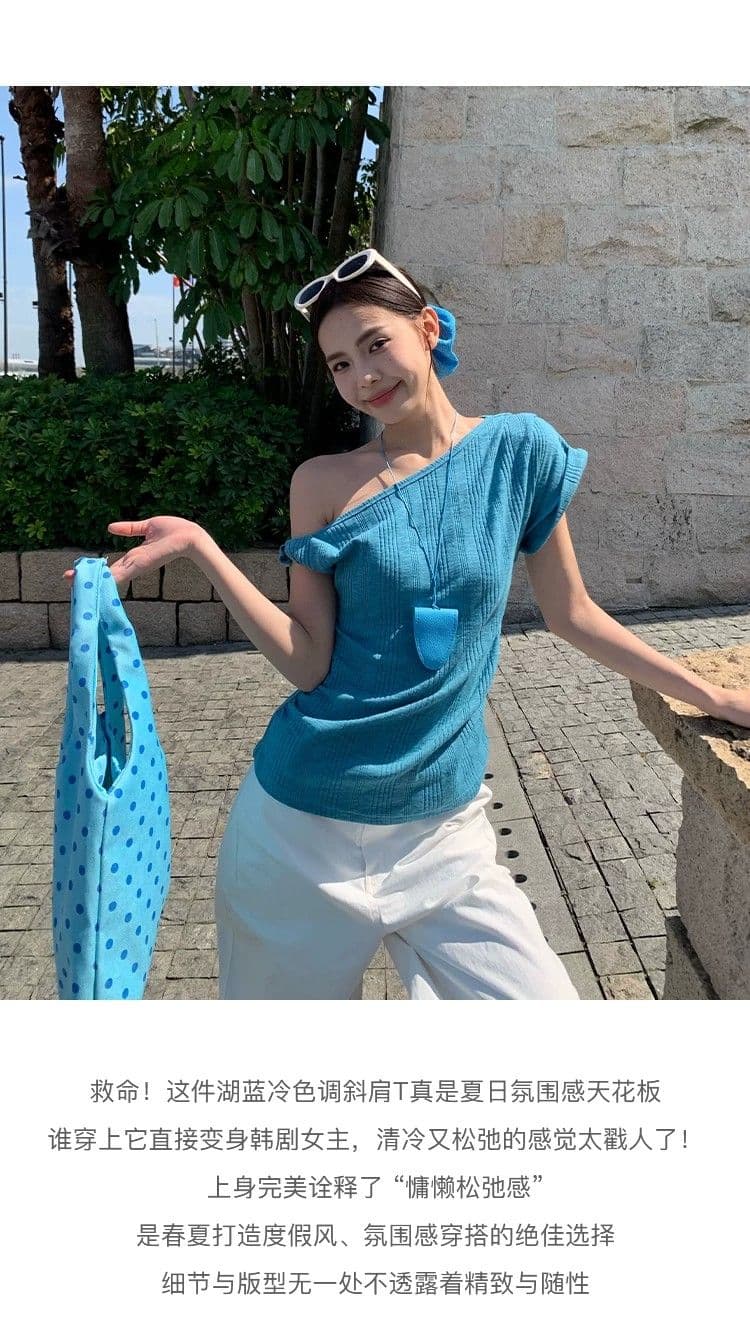 원본 원단 것 레이크 블루 색상 비스듬한 어깨 반팔 티셔츠 여성 2026 여름 한 부서 디자인 센스 루즈핏 오프숄더 상세 이미지 1