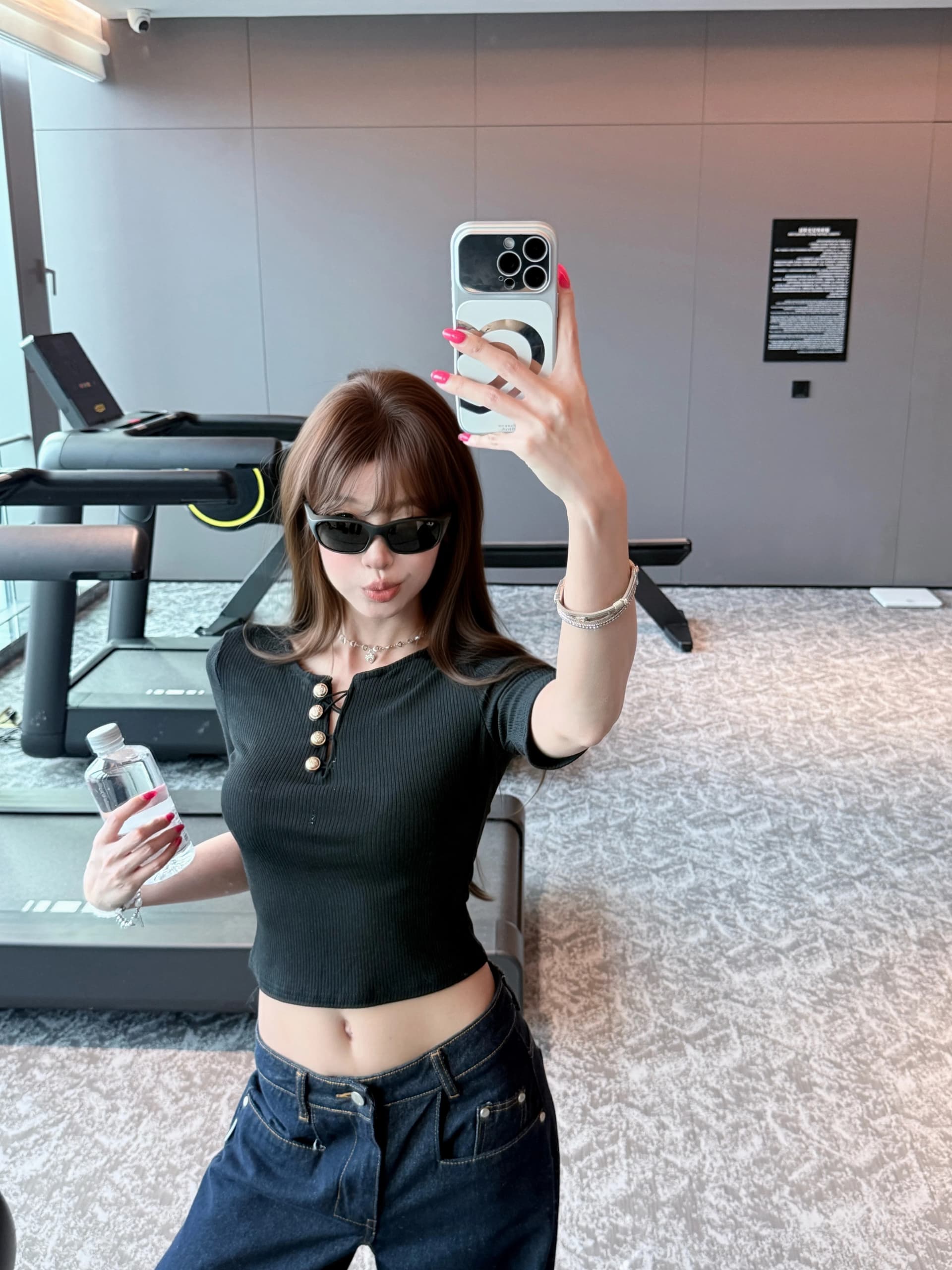 디자인 센스 품격 다용도 홀로우 아웃 중간 소매 티셔츠 여성 여름 몸매 가꾸기 슬림해 보이는 섹시함 맨위 이미지 4