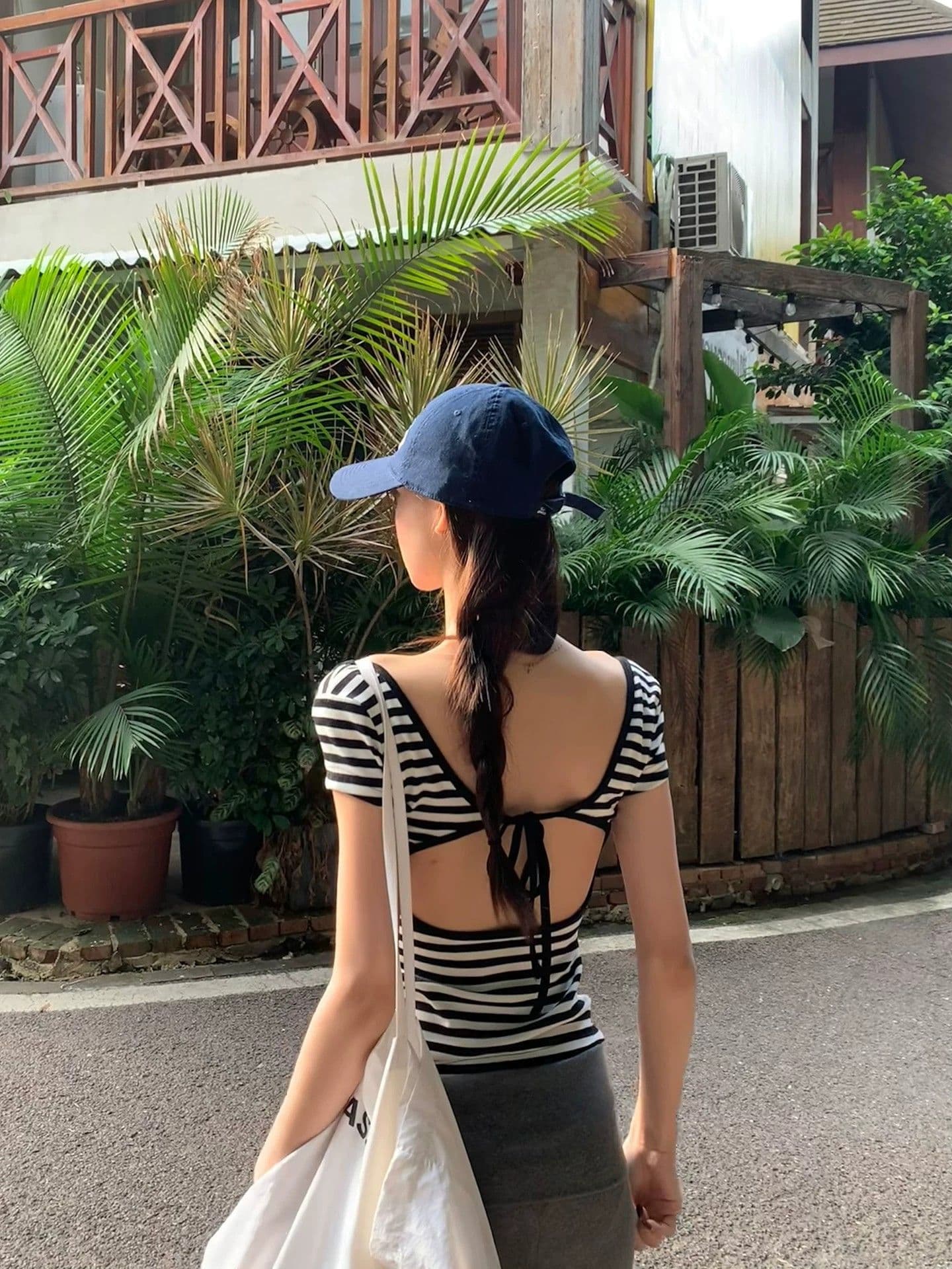 한국 스타일 스트라이프 u 칼라 반팔 티셔츠 여성 몸매 가꾸기 슬림해 보이는 다용도 섹시함 백리스 스트랩 핫걸 맨위 여름 새로운 상세 이미지 1