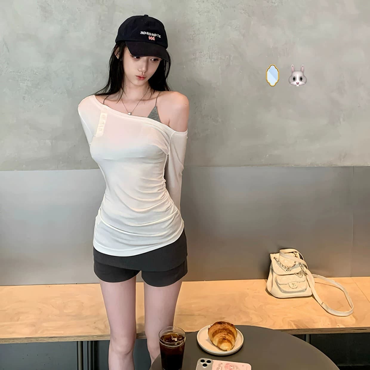 사람들 면 한 부서 화이트 비스듬한 어깨 긴팔 티셔츠 여성 얇은 스타일 몸매 가꾸기 한국 스타일 슬림해 보이는 비대칭 오프숄더 캐주얼 맨위