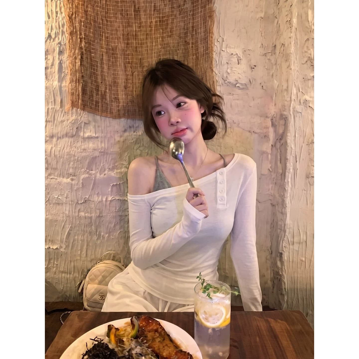 사람들 면 순수한 욕망 화이트 비스듬한 어깨 긴팔 티셔츠 여성 가을 허리 수축 슬림해 보이는 불규칙 단추 디자인 센스 맨위