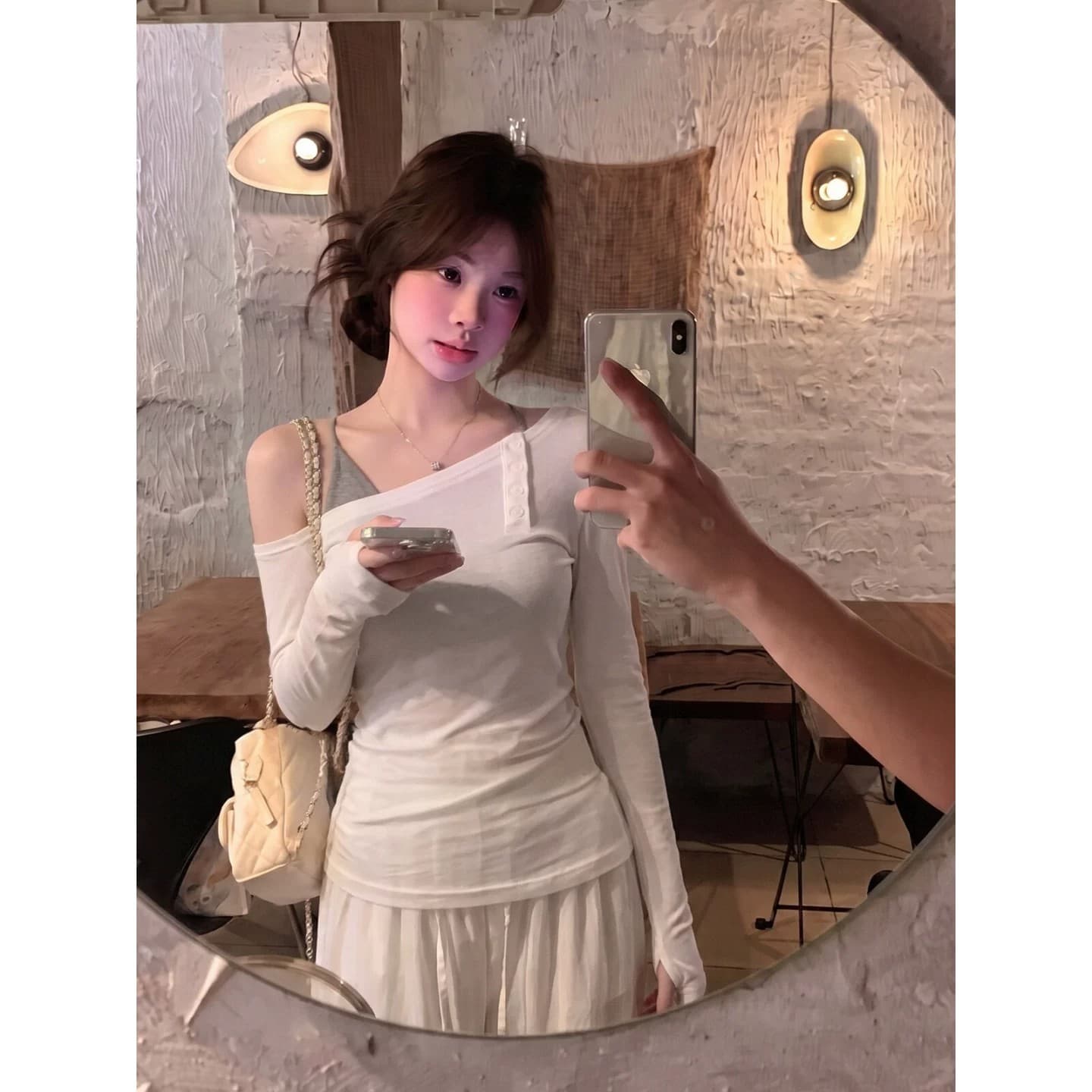 사람들 면 순수한 욕망 화이트 비스듬한 어깨 긴팔 티셔츠 여성 가을 허리 수축 슬림해 보이는 불규칙 단추 디자인 센스 맨위 이미지 3