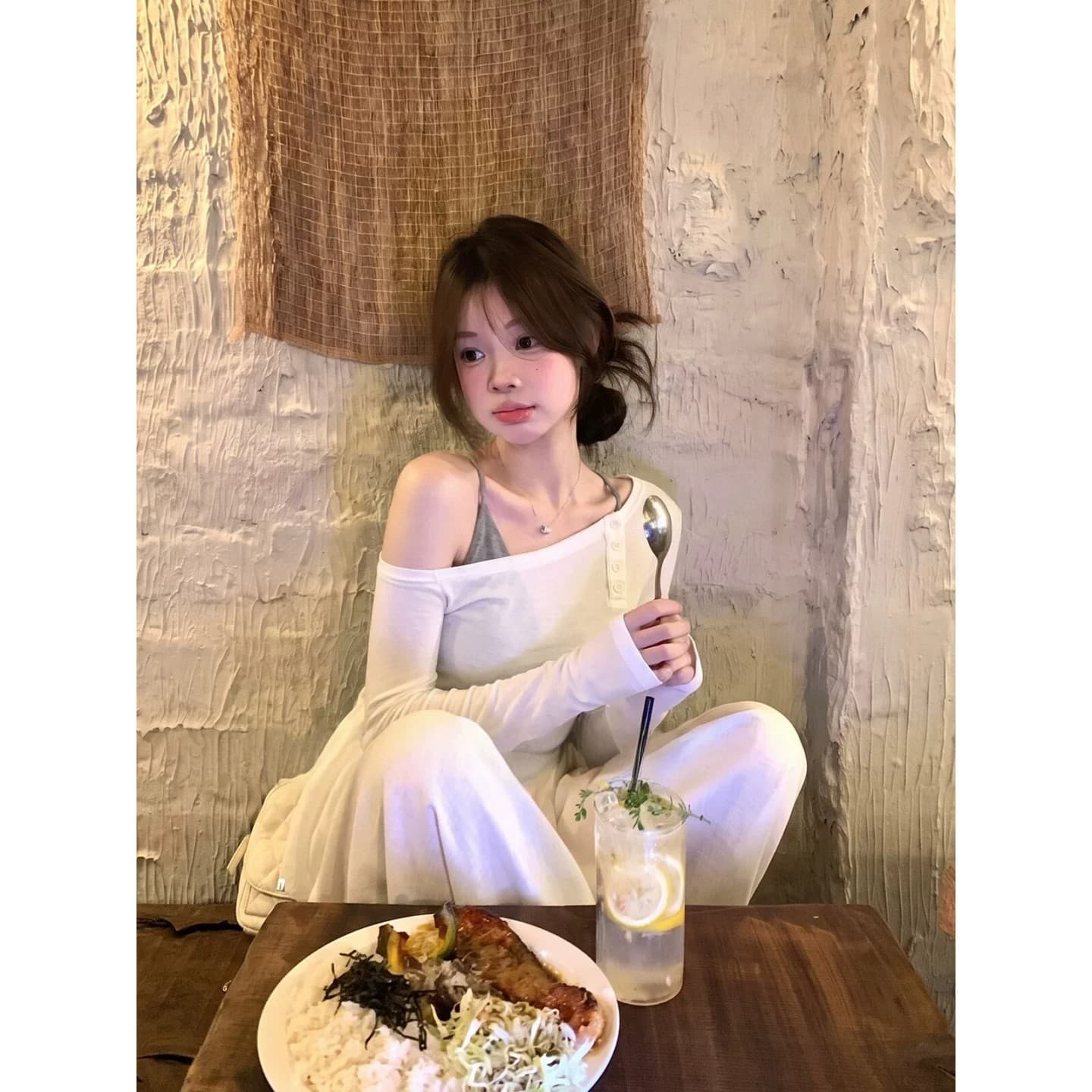사람들 면 순수한 욕망 화이트 비스듬한 어깨 긴팔 티셔츠 여성 가을 허리 수축 슬림해 보이는 불규칙 단추 디자인 센스 맨위 상세 이미지 4