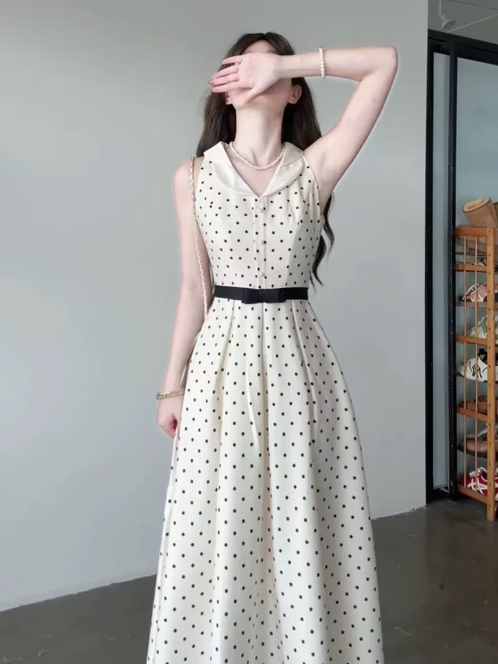 프랑스식 천 금빛 바람 민소매 도트 무늬 나비 매듭 여성 드레스 2026 여름 새로운 허리 수축 슬림해 보이는 품격 롱 스커트 이미지 3