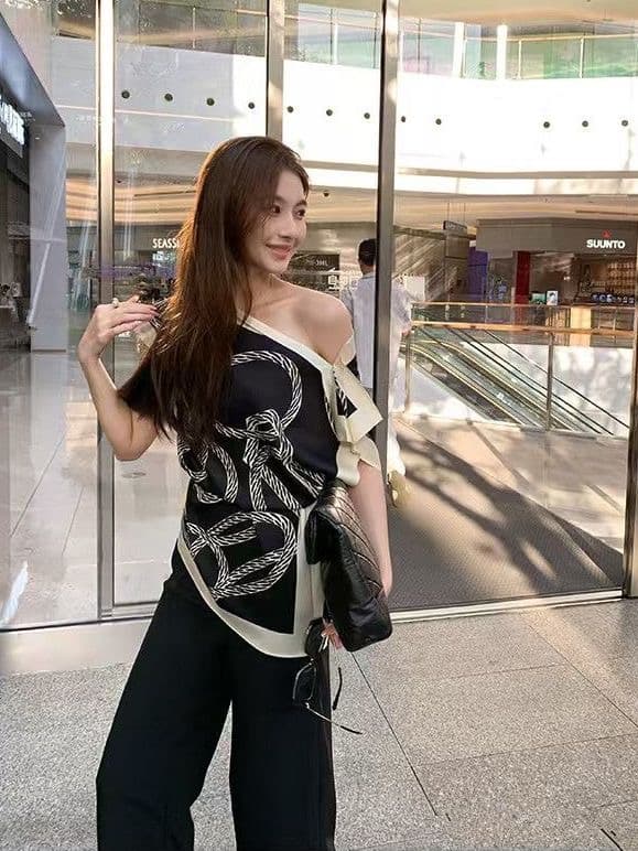 프랑스식 빛 럭셔리 세련된 불규칙 프린트 비스듬한 어깨 의류 여성 여름 디자인 센스 느긋한 바람 품격 오프숄더 셔츠 이미지 3
