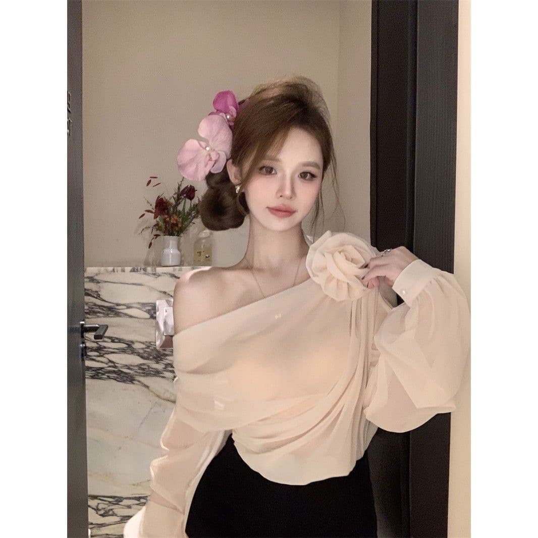 시폰 셔츠 여성 프랑스식 부드러운 바람 3 차원 꽃 비스듬한 어깨 긴팔 봄 새로운 섹시함 마이크로 ~을 통해 쇼트 스타일 맨위 얇은 이미지 2