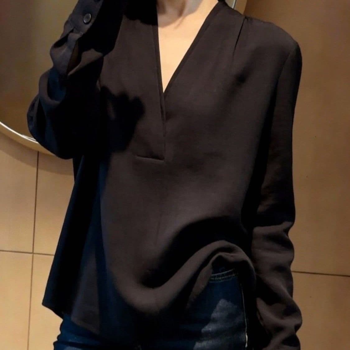 빅 사이즈 V 넥 셔츠 슬림해 보이는 다용도 2026 년 봄 새로운 프랑스식 디자인 센스 작은 대중 패션 품격 긴팔 이미지 2