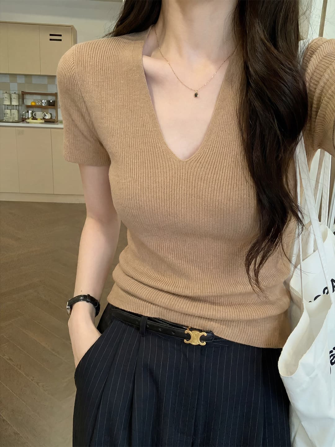 여름 인사이드 가져 가라. 고급 센스 슬림해 보이는 몸매 가꾸기 Chic 만나는 맨위 오래된 돈 바람 긍정적 인 어깨 V넥 니트 반팔 티셔츠 여성 상세 이미지 5