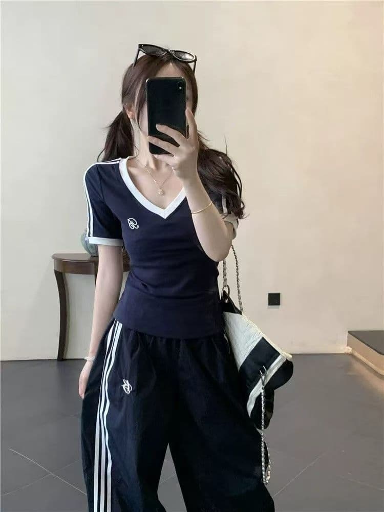 새로운 아메리칸 배색 스트라이프 V넥 자수 반팔 긴 바지 여성 2026 여름 몸매 가꾸기 슬림해 보이는 운동 바람 세트 상세 이미지 2