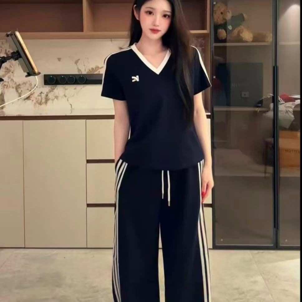 캐주얼 2026 여름 새로운 V넥 세트 클래식 섹션 외국 가스 패션 반팔 티셔츠 루즈핏 와이드 레그 팬츠 투피스 세트 상세 이미지 3