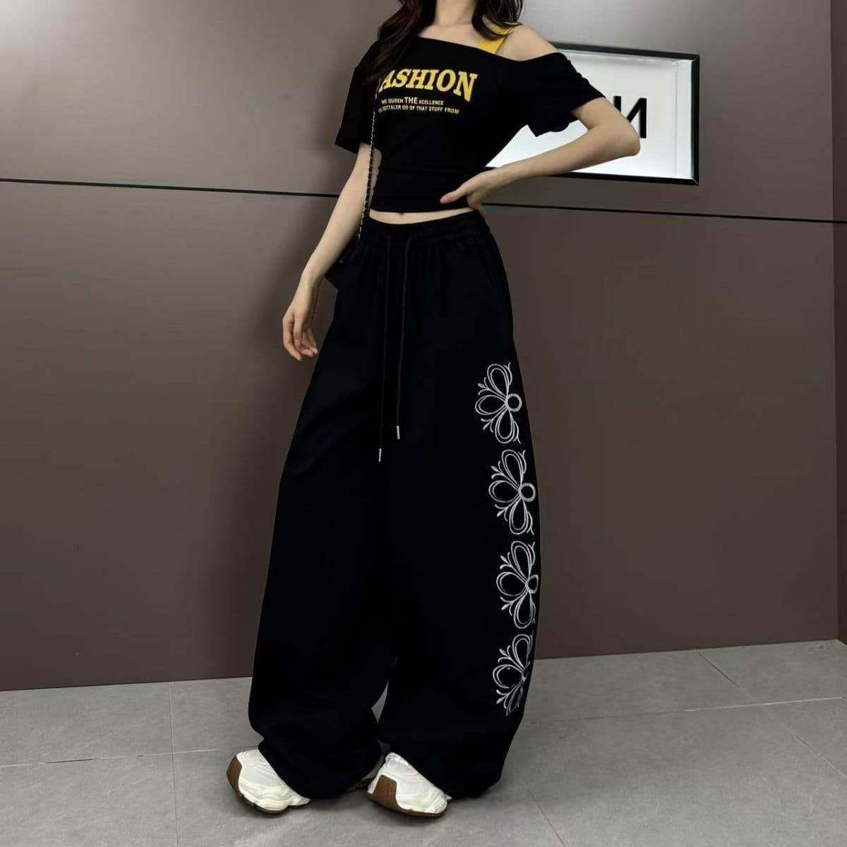2026 년 여름 디자인 자수 홀로우 아웃 작은 대중 트렌디 차가운 넓은 다리 모통이 칼 캐주얼 바지 상세 이미지 8