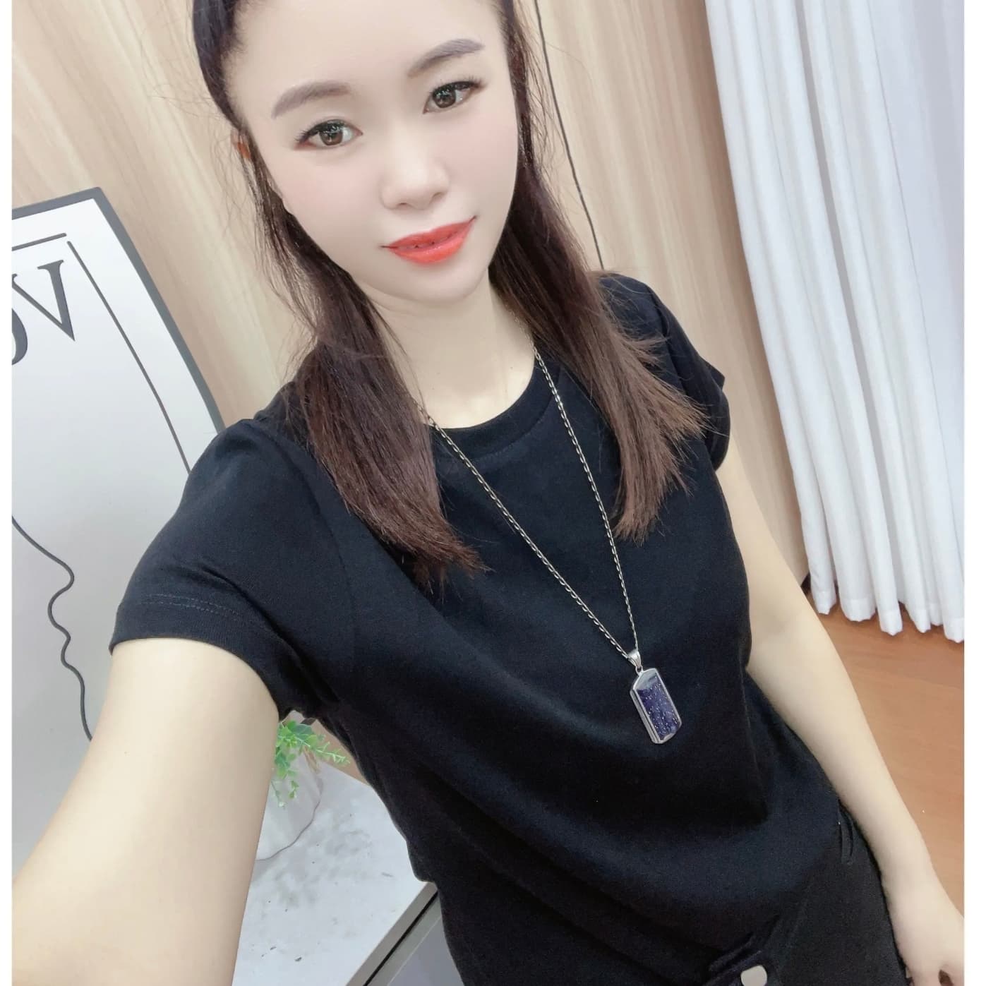 파란색 디스플레이 화이트 긍정적 인 어깨 반팔 티셔츠 여성 여름 2026 새로운 품격 핫걸 몸매 가꾸기 슬림해 보이는 단색 맨위 일상 상세 이미지 3