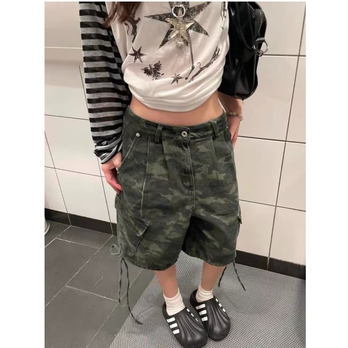 카모플라주 알파벳 프린트 빅 포켓 스트랩 워크웨어 반바지 여성 레트로 핫걸 차가운 잘 생긴 춤추기 운동 넓은 다리 바지 이미지 2