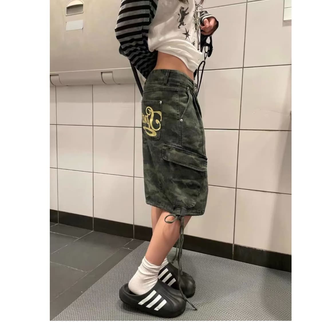 카모플라주 알파벳 프린트 빅 포켓 스트랩 워크웨어 반바지 여성 레트로 핫걸 차가운 잘 생긴 춤추기 운동 넓은 다리 바지 이미지 5