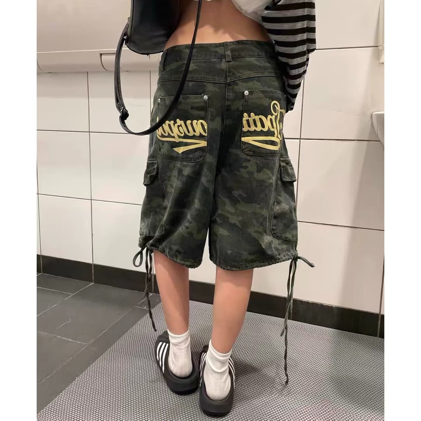 카모플라주 알파벳 프린트 빅 포켓 스트랩 워크웨어 반바지 여성 레트로 핫걸 차가운 잘 생긴 춤추기 운동 넓은 다리 바지