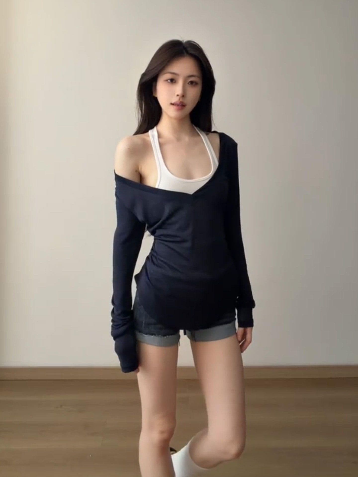 페이크 레이어드 행침 목 V넥 자외선 차단 긴팔 티셔츠 여성 여름 2026 새로운 얇고 가벼운 거즈 덮개 셔츠 허리 수축 슬림해 보이는 이미지 3